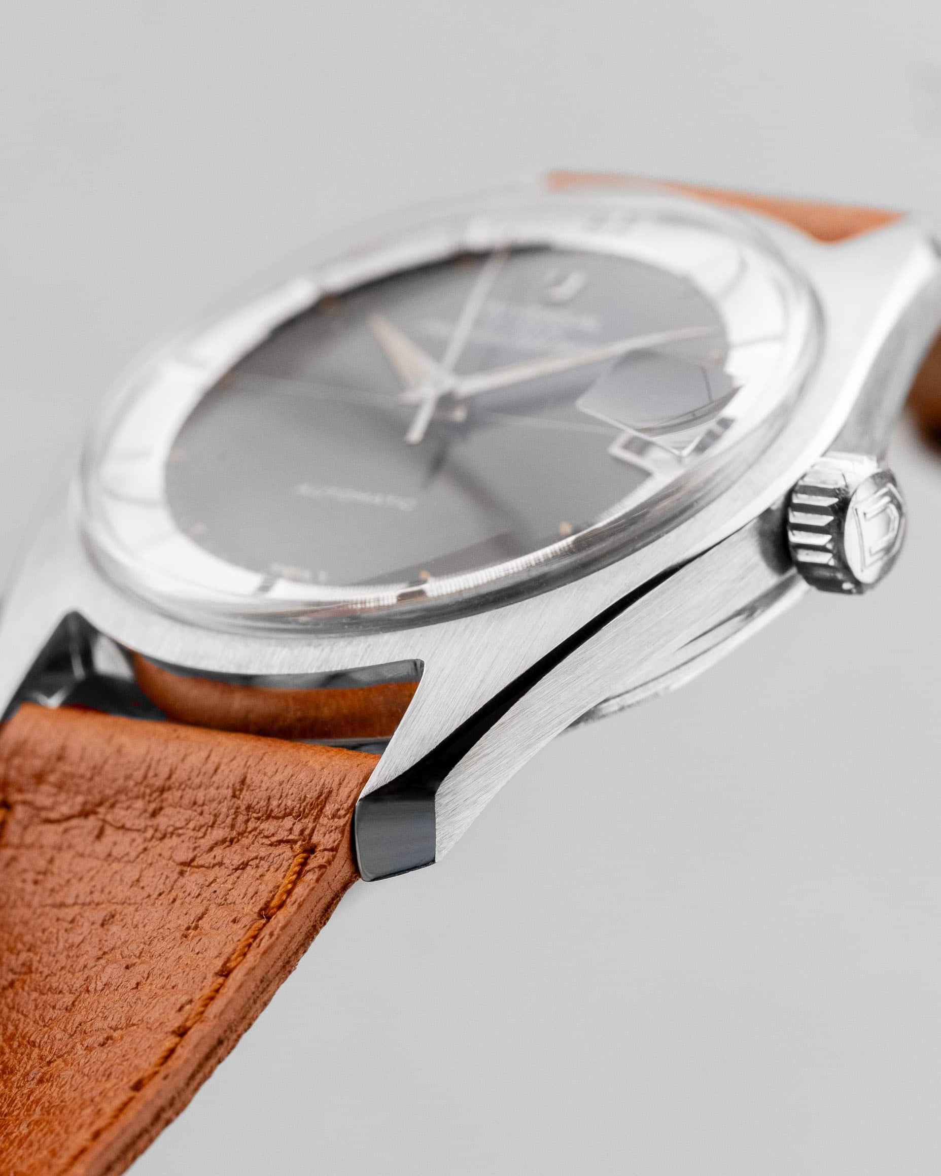 WYC6 Superbe Universal Genève Polerouter Date Micro-Rotor réf. 869113/04 de 1965 - Feature