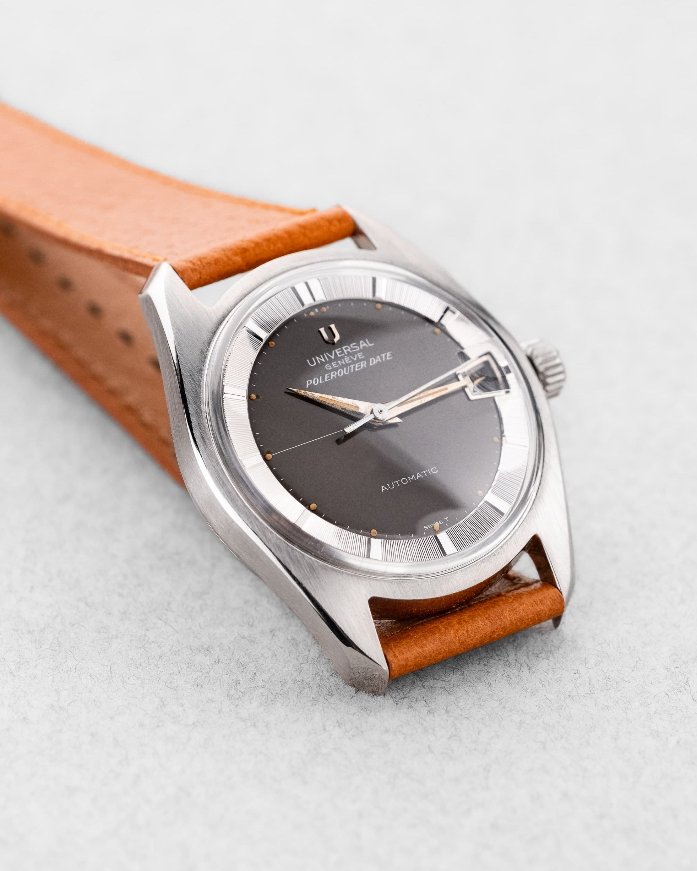 WYC6 Superbe Universal Genève Polerouter Date Micro-Rotor réf. 869113/04 de 1965 - Left side