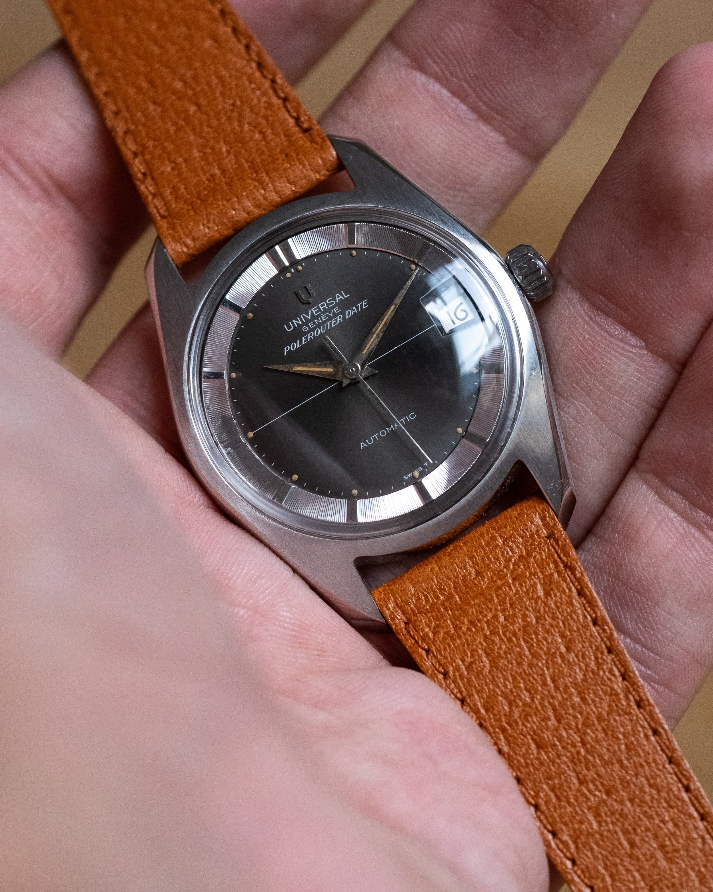 WYC6 Superbe Universal Genève Polerouter Date Micro-Rotor réf. 869113/04 de 196 - Lifestyle