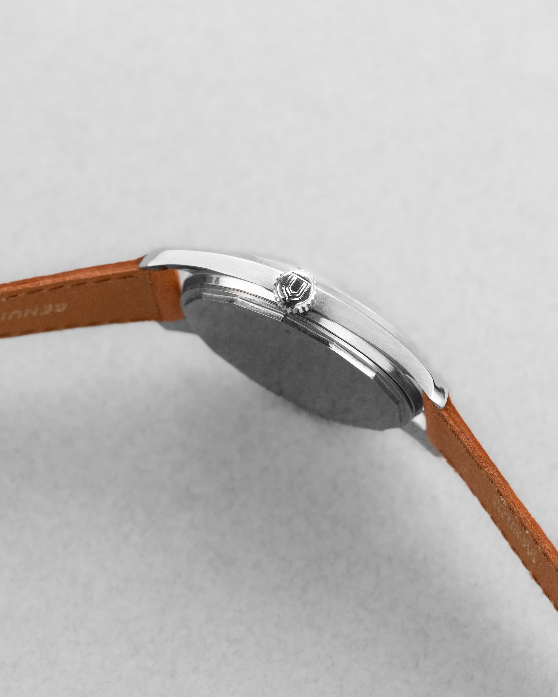 WYC6 Superbe Universal Genève Polerouter Date Micro-Rotor réf. 869113/04 de 1965 - Right side