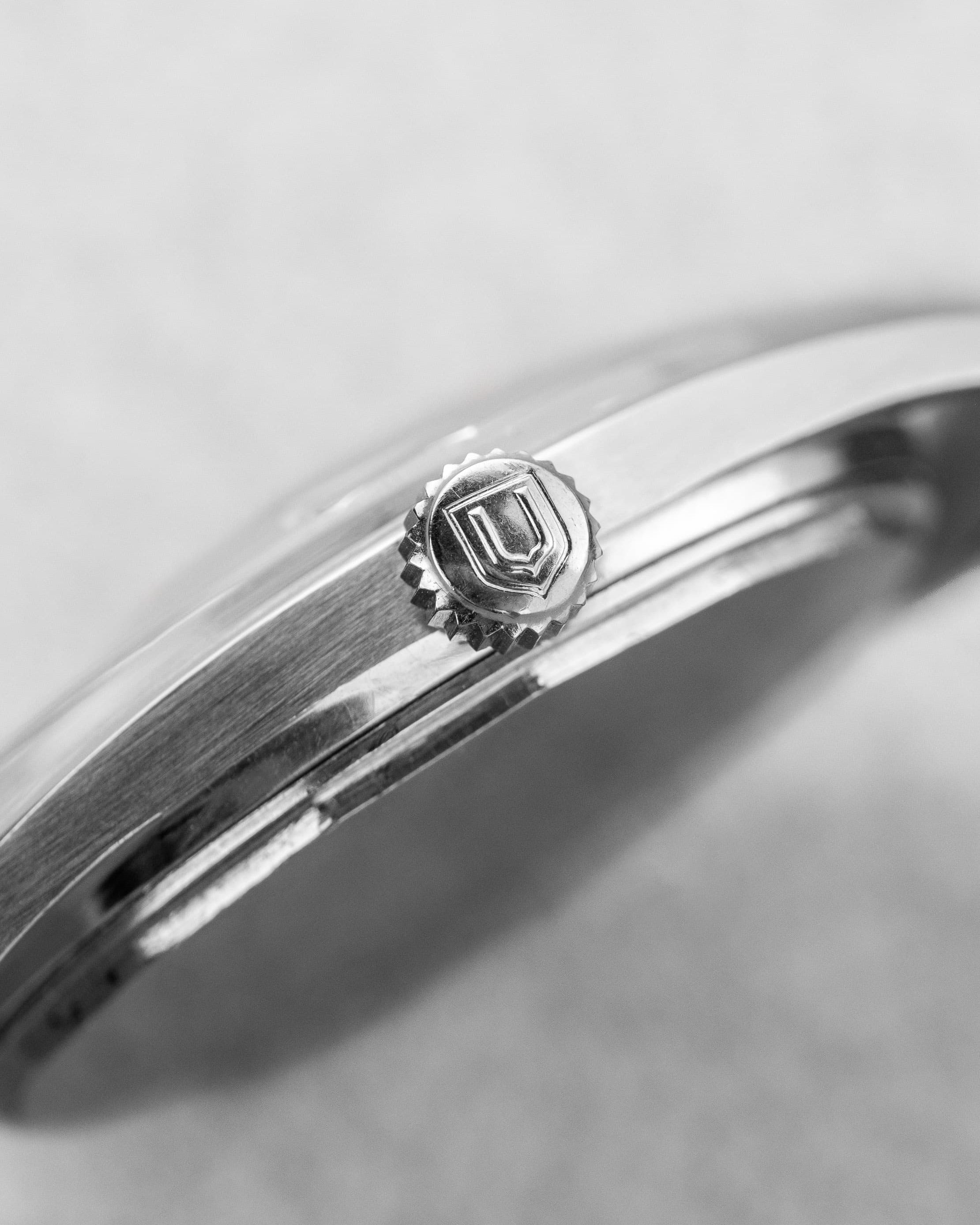 WYC6 Superbe Universal Genève Polerouter Date Micro-Rotor réf. 869113/04 de 1965 - Right side