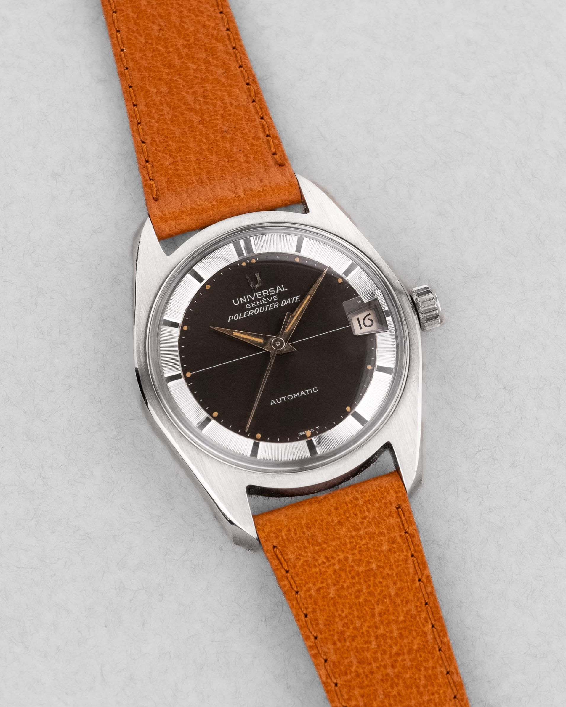 WYC6 Superbe Universal Genève Polerouter Date Micro-Rotor réf. 869113/04 de 1965 - Three Quarters