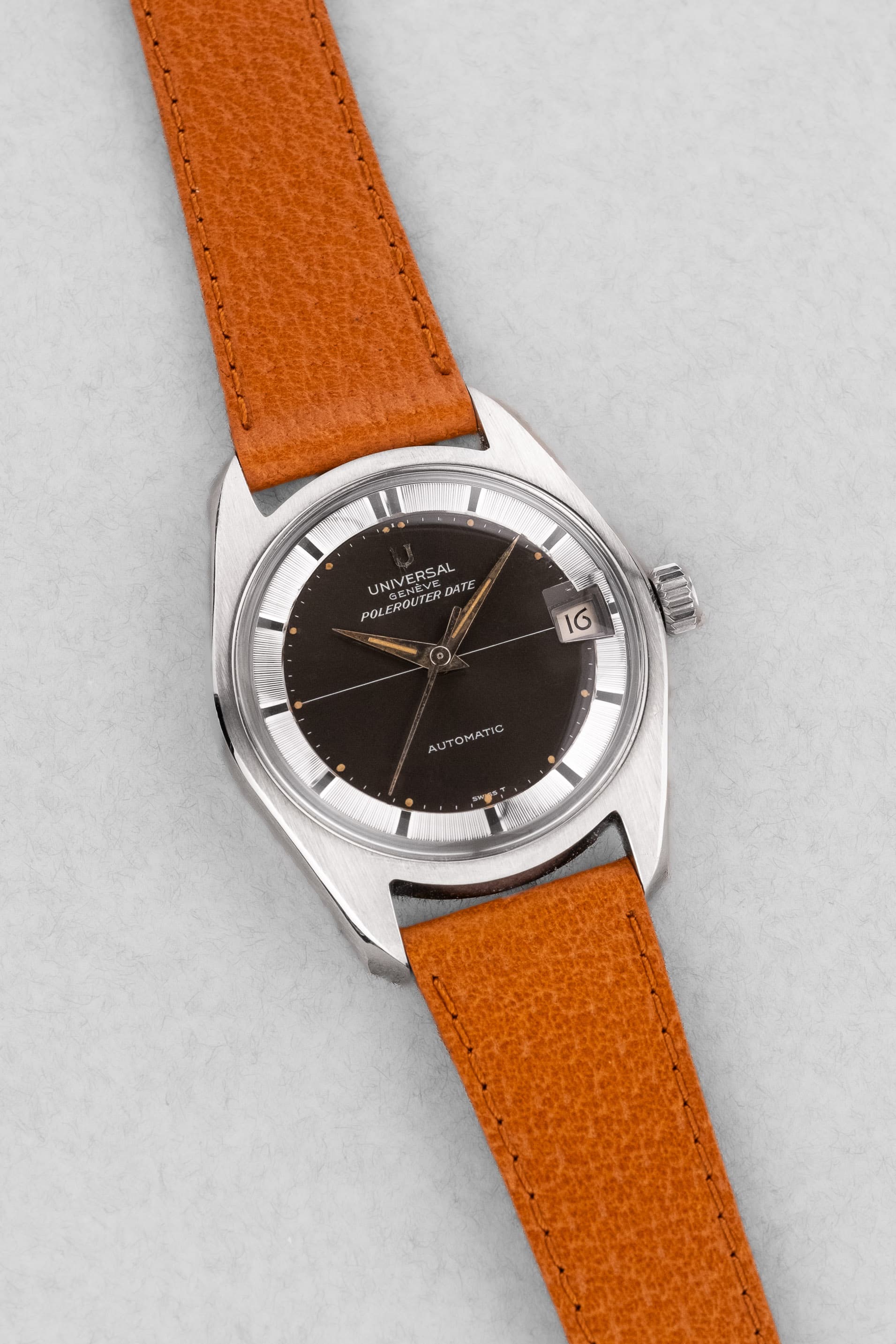 WYC6 Superbe Universal Genève Polerouter Date Micro-Rotor réf. 869113/04 de 1965 - Three Quarters