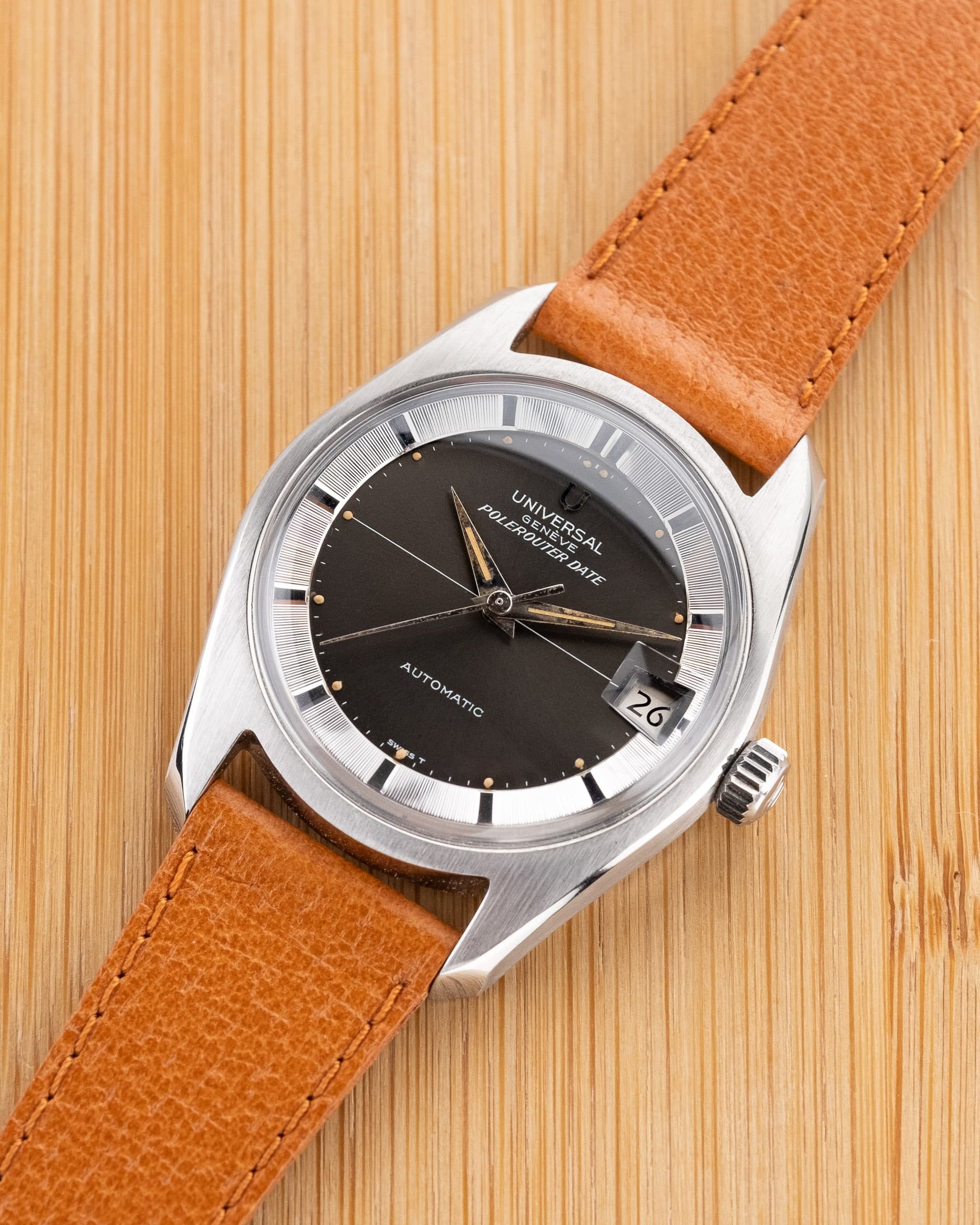 WYC6 Superbe Universal Genève Polerouter Date Micro-Rotor réf. 869113/04 de 196 - Three Quarters