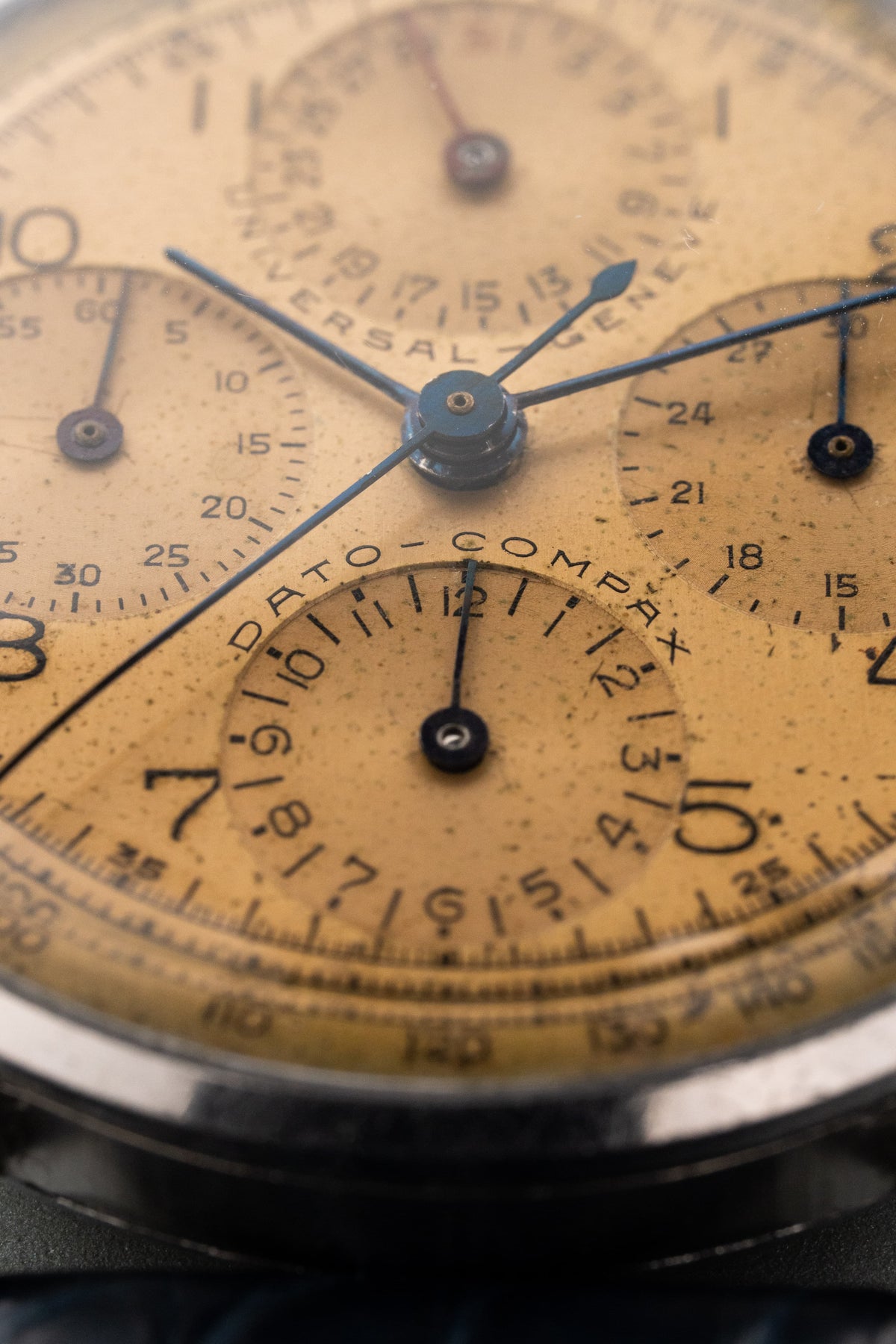 WZYF 罕見的 Universal Genève Dato-Compax 型號 22530「Jumbo」不鏽鋼計時碼錶,circa 1942——從未拋光 - 錶盤