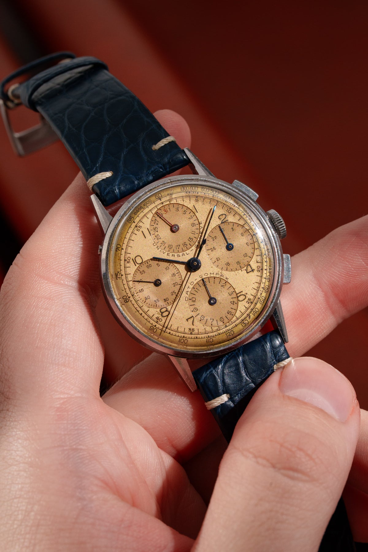 WZYF 罕見的 Universal Genève Dato-Compax 型號 22530「Jumbo」不鏽鋼計時碼錶,circa 1942——從未拋光 - 情境照