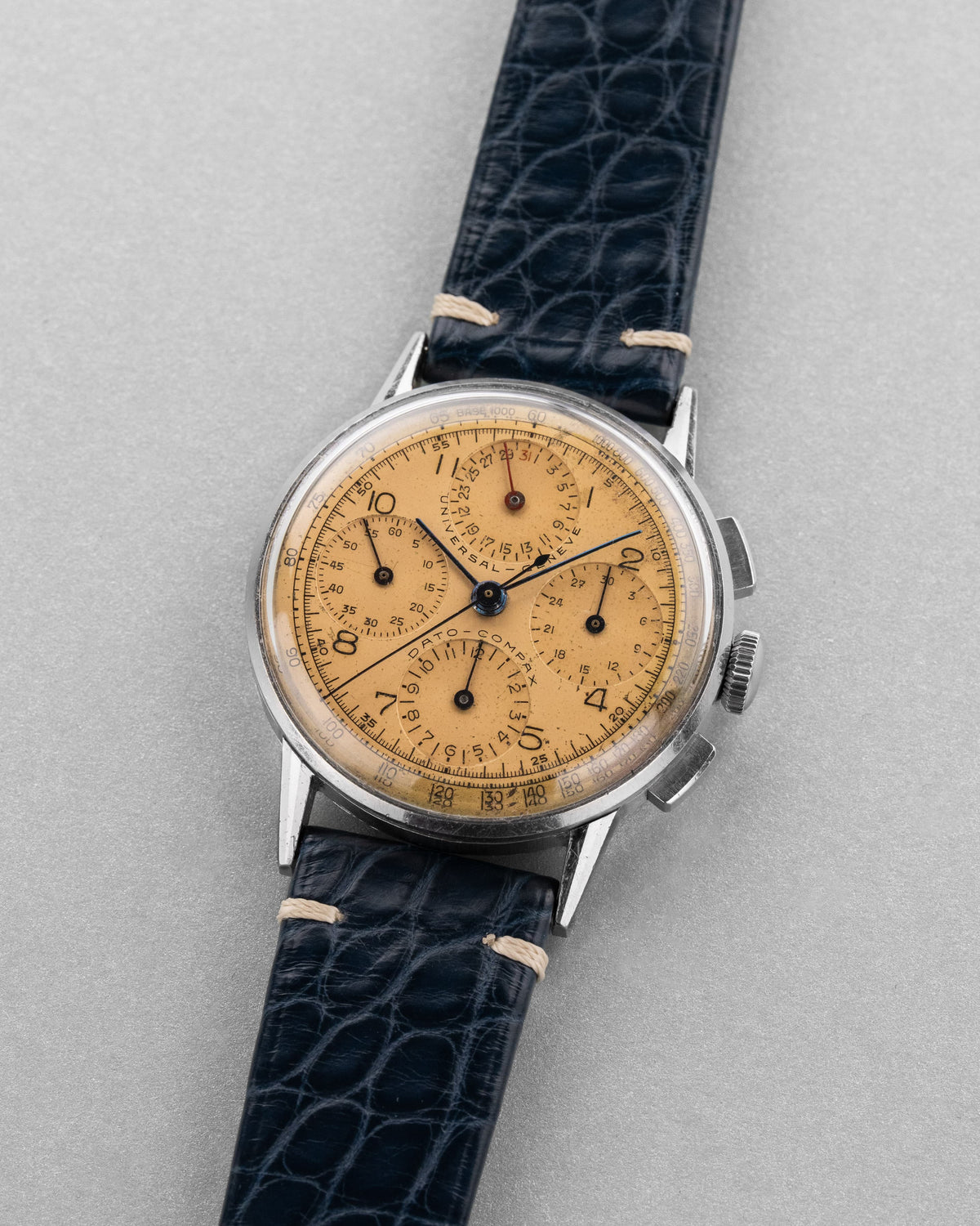 WZYF Rare chronographe Universal Genève Dato-Compax réf. 22530 « Jumbo » en acier, circa 1942 – Jamais poli - Three Quarters