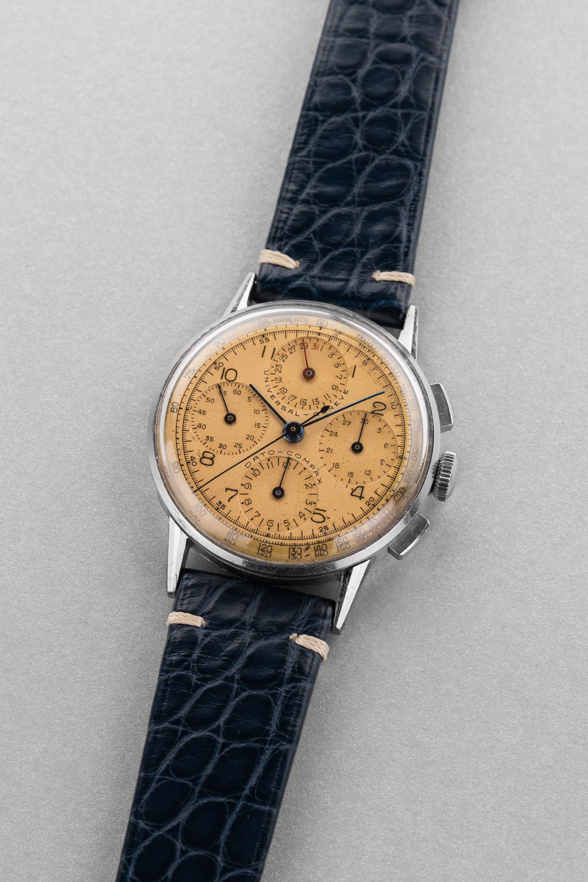 WZYF 罕見的 Universal Genève Dato-Compax 型號 22530「Jumbo」不鏽鋼計時碼錶,circa 1942——從未拋光 - 四分之三視角
