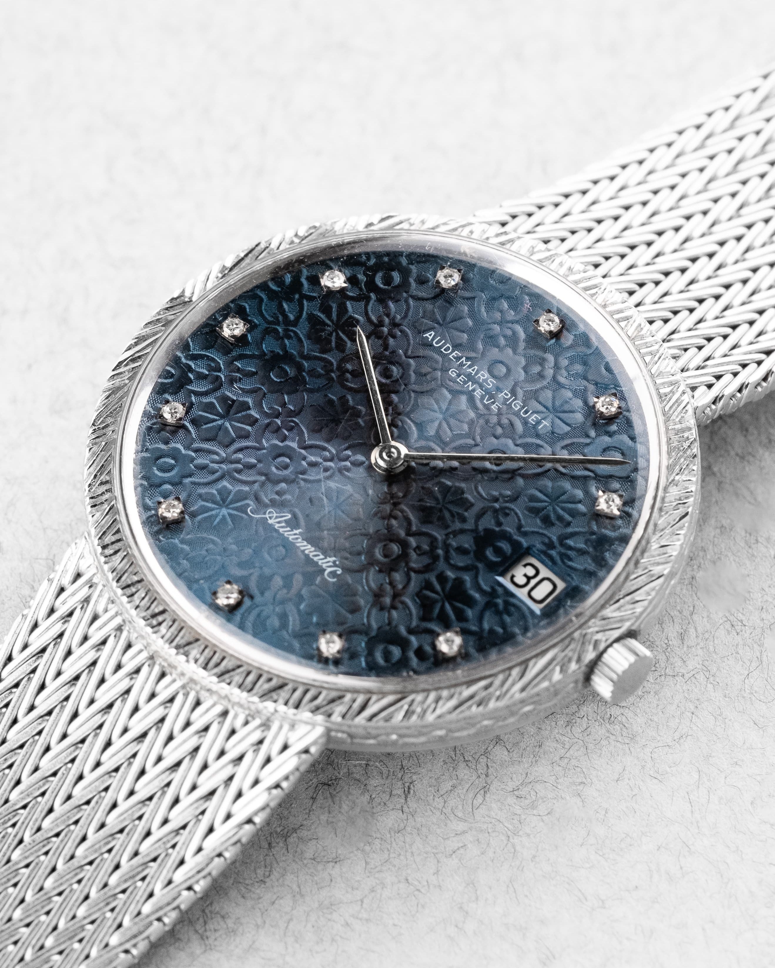 X47E Exceptionnelle Audemars Piguet Fleurs Bleues en or blanc et diamants, probablement unique, Automatique Cal. 2121 - Three Quarters