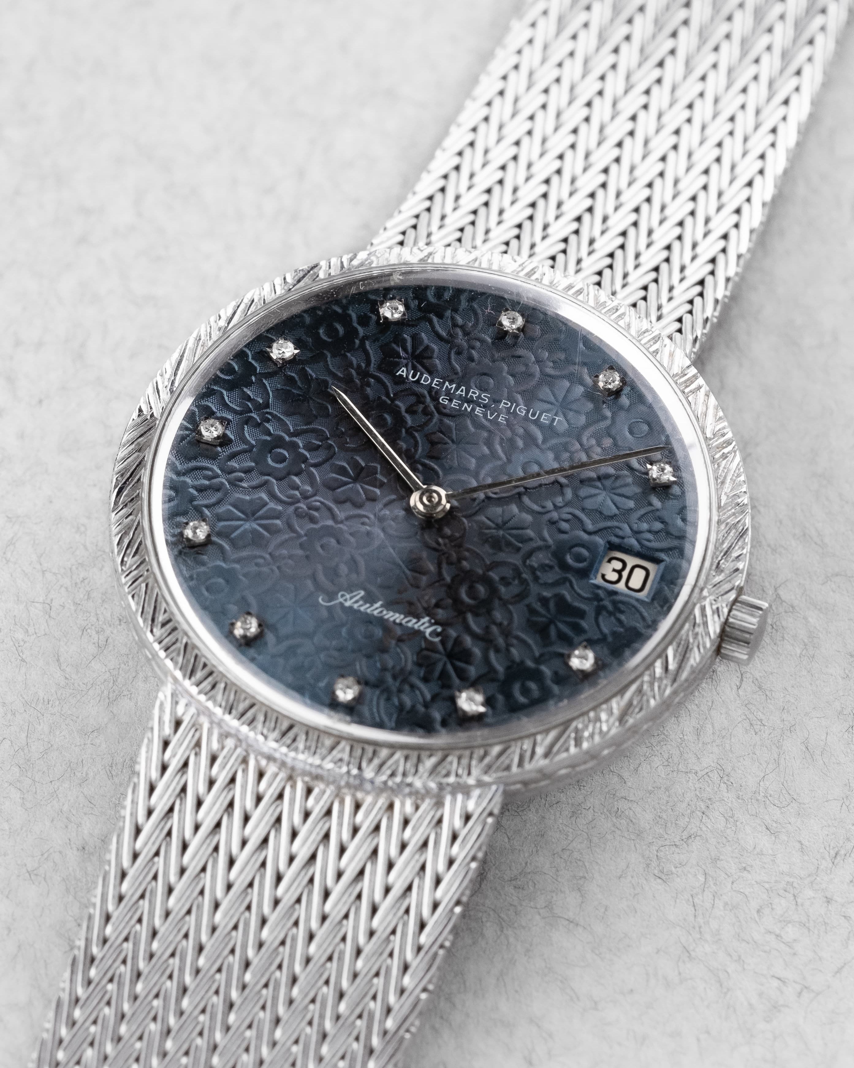 X47E Exceptionnelle Audemars Piguet Fleurs Bleues en or blanc et diamants, probablement unique, Automatique Cal. 2121 - Three Quarters