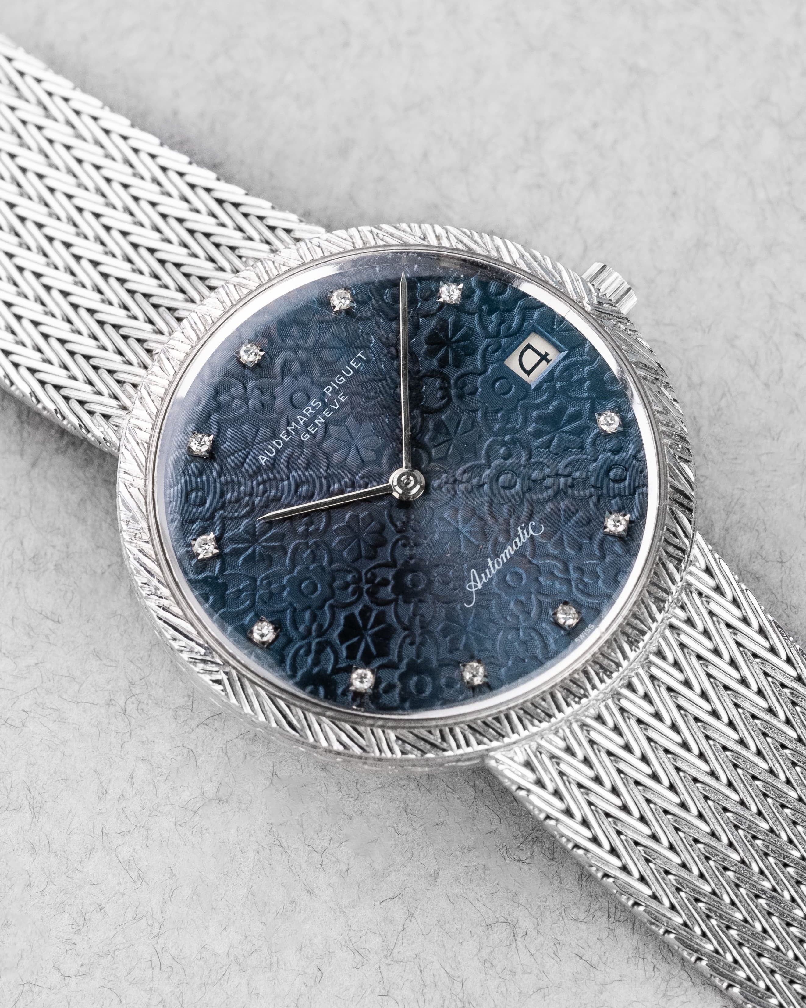 X47E Exceptionnelle Audemars Piguet Fleurs Bleues en or blanc et diamants, probablement unique, Automatique Cal. 2121 - Three Quarters