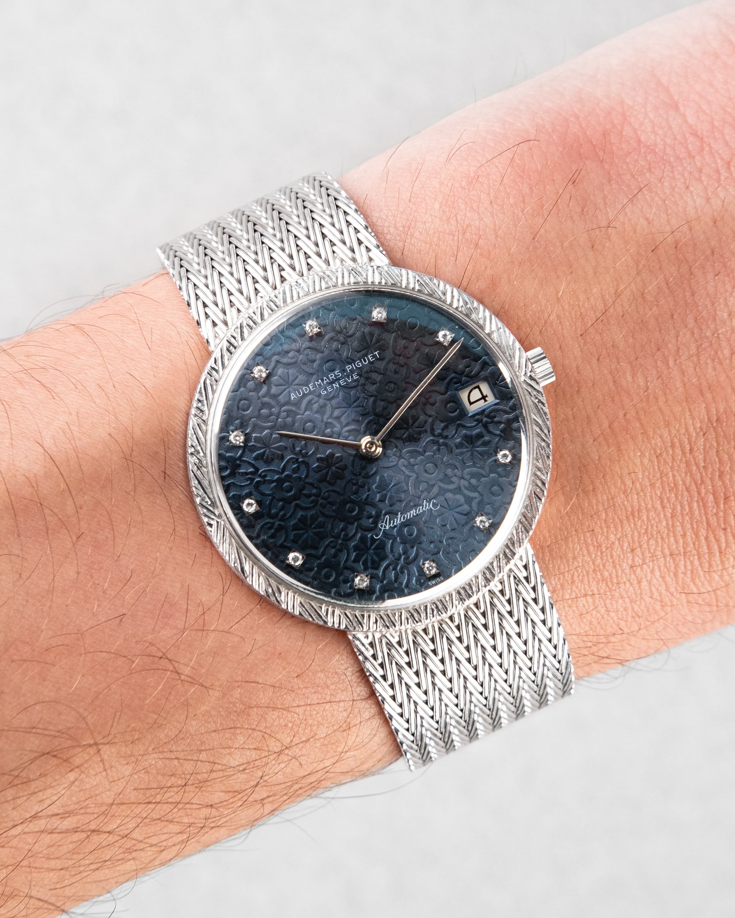 X47E Exceptionnelle Audemars Piguet Fleurs Bleues en or blanc et diamants, probablement unique, Automatique Cal. 2121 - Wristshot