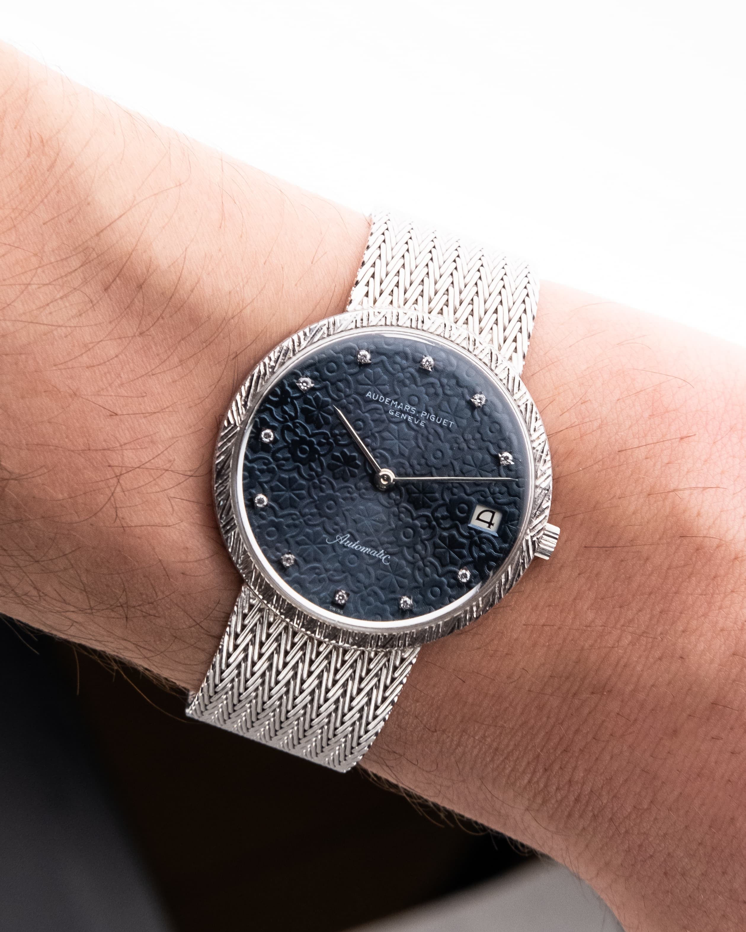 X47E Exceptionnelle Audemars Piguet Fleurs Bleues en or blanc et diamants, probablement unique, Automatique Cal. 2121 - Wristshot