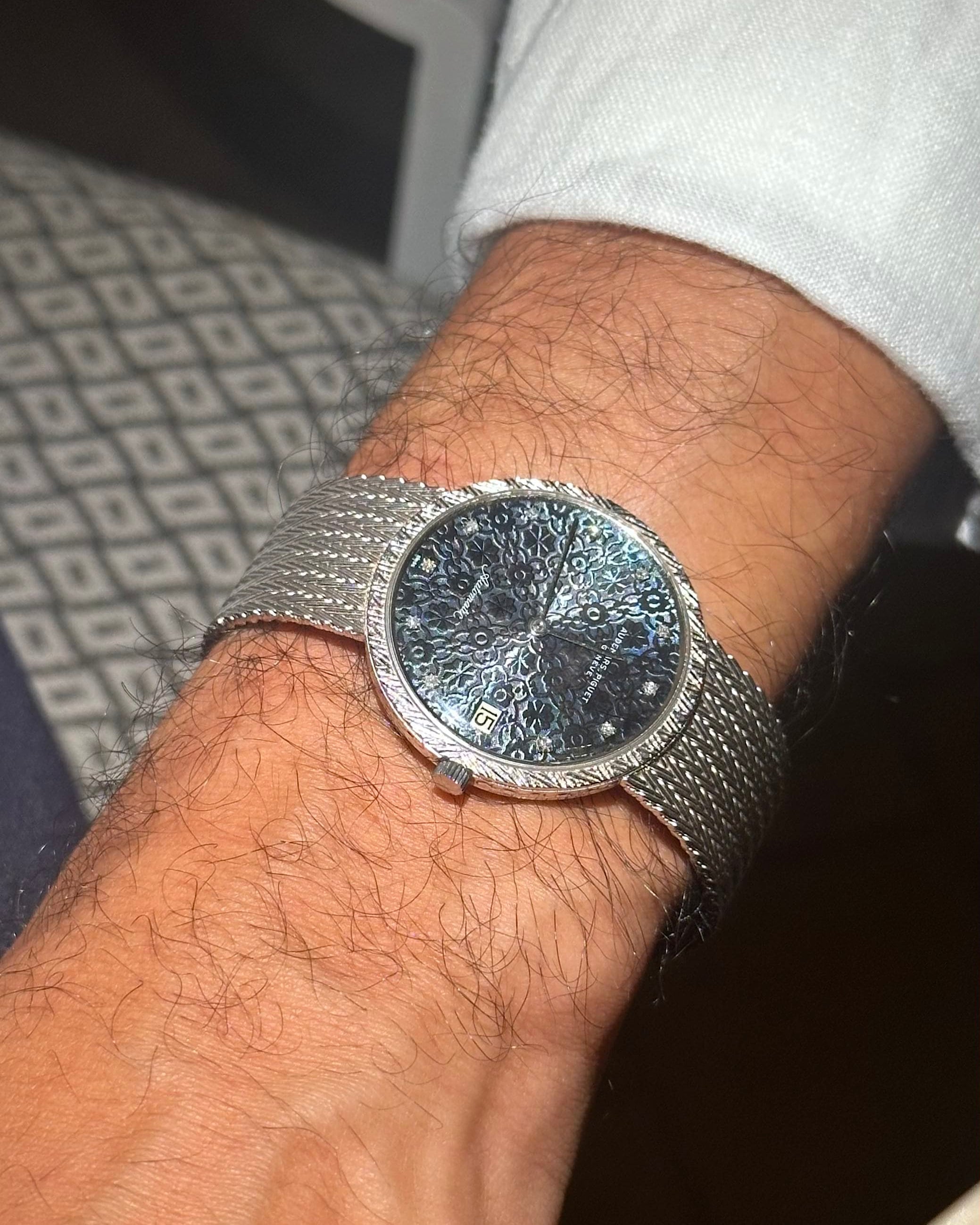 X47E Exceptionnelle Audemars Piguet Fleurs Bleues en or blanc et diamants, probablement unique, Automatique Cal. 2121 - Wristshot