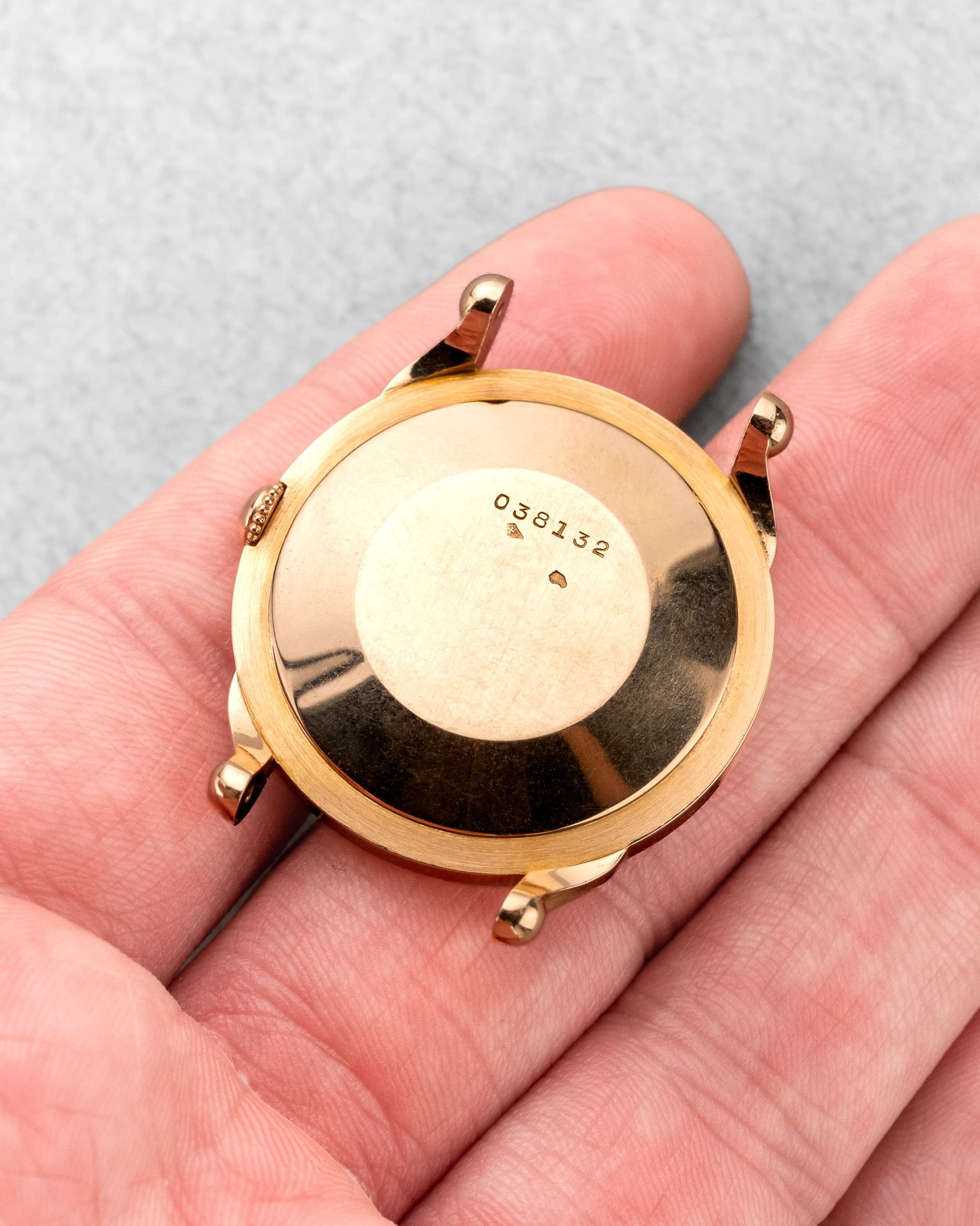 XLPL Superbe Vacheron & Constantin « Violin » en or rose, boîte française, cadran gravé-émaillé, circa 1949 - Back