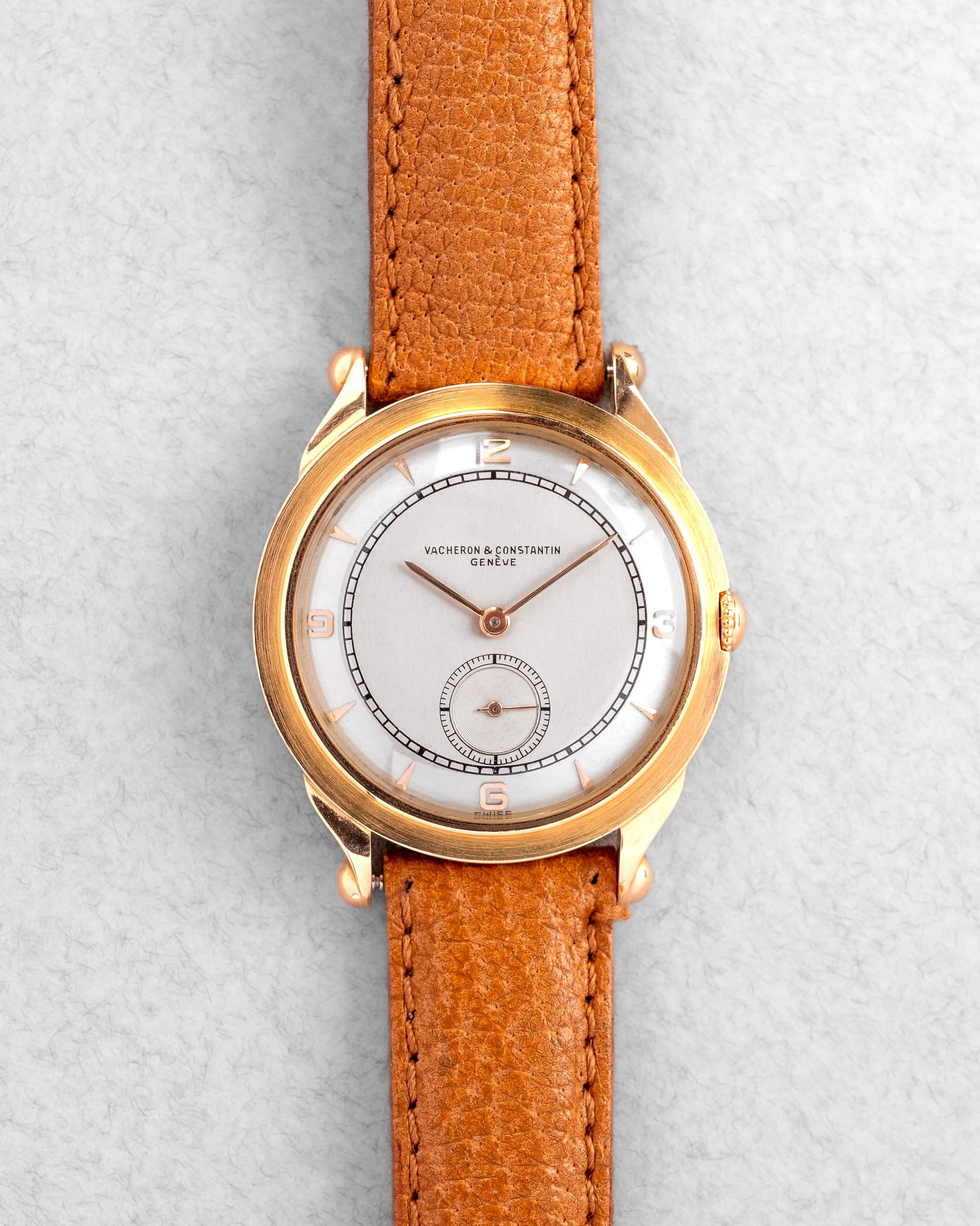 XLPL Superbe Vacheron & Constantin « Violin » en or rose, boîte française, cadran gravé-émaillé, circa 1949 - Front