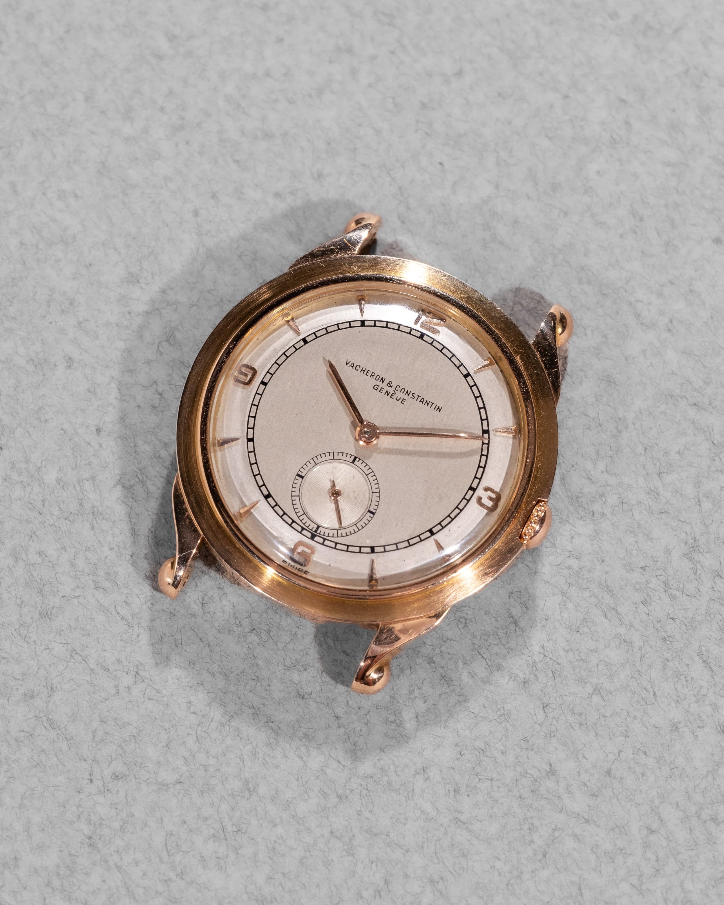 XLPL Superbe Vacheron & Constantin « Violin » en or rose, boîte française, cadran gravé-émaillé, circa 1949 - Three Quarters