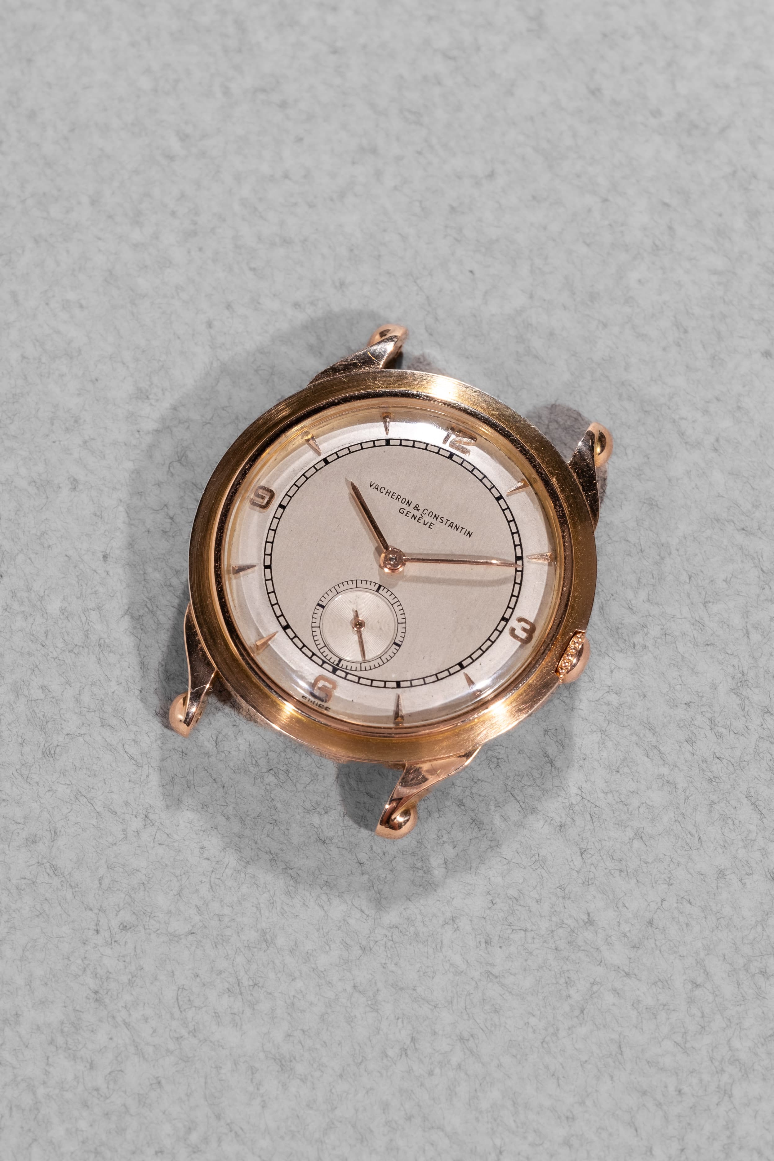 XLPL Superbe Vacheron & Constantin « Violin » en or rose, boîte française, cadran gravé-émaillé, circa 1949 - Three Quarters