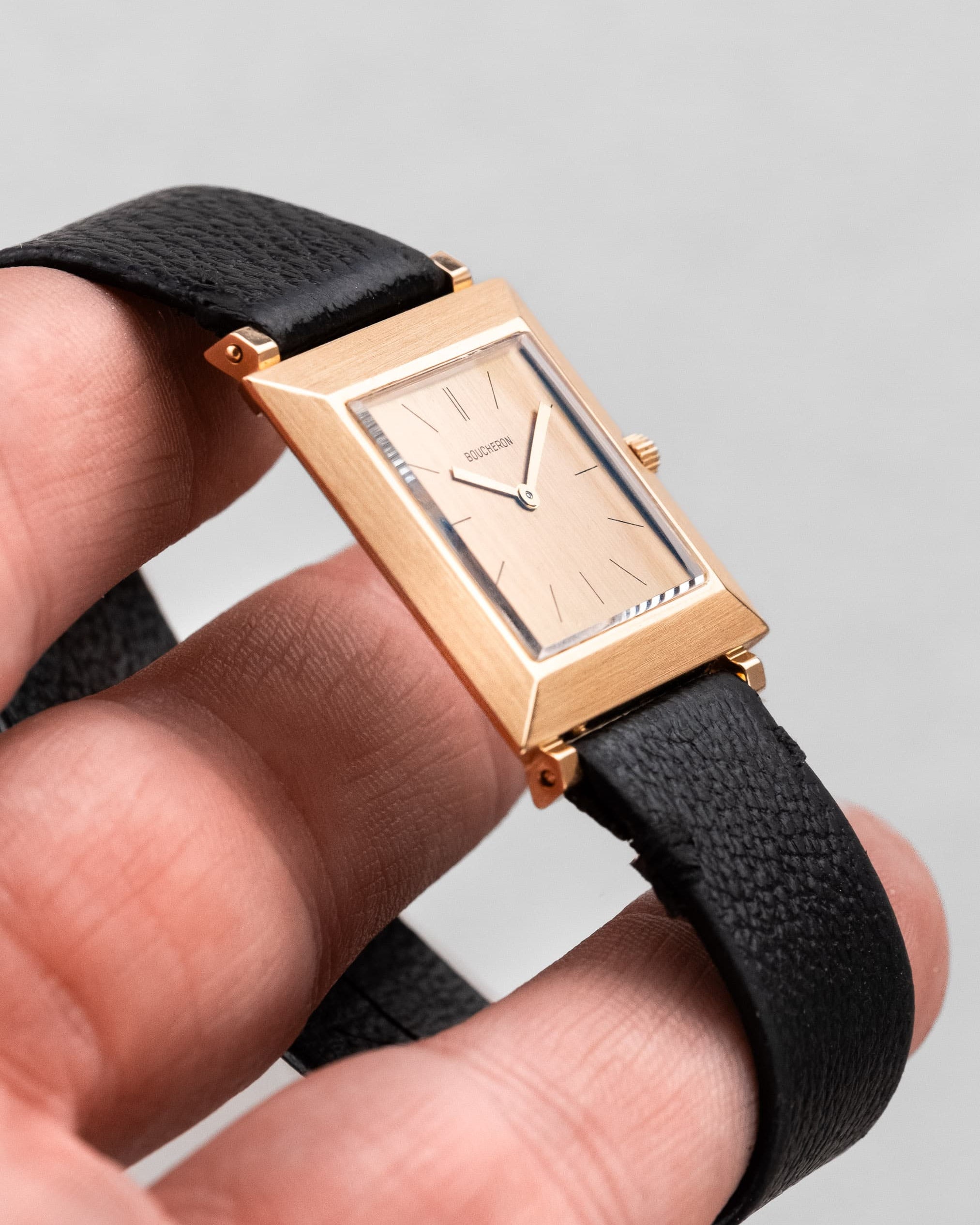 XRWV Élégante Boucheron Carrée Extra-Plate Grande Taille, calibre F. Piguet 21, circa 1960 - Feature