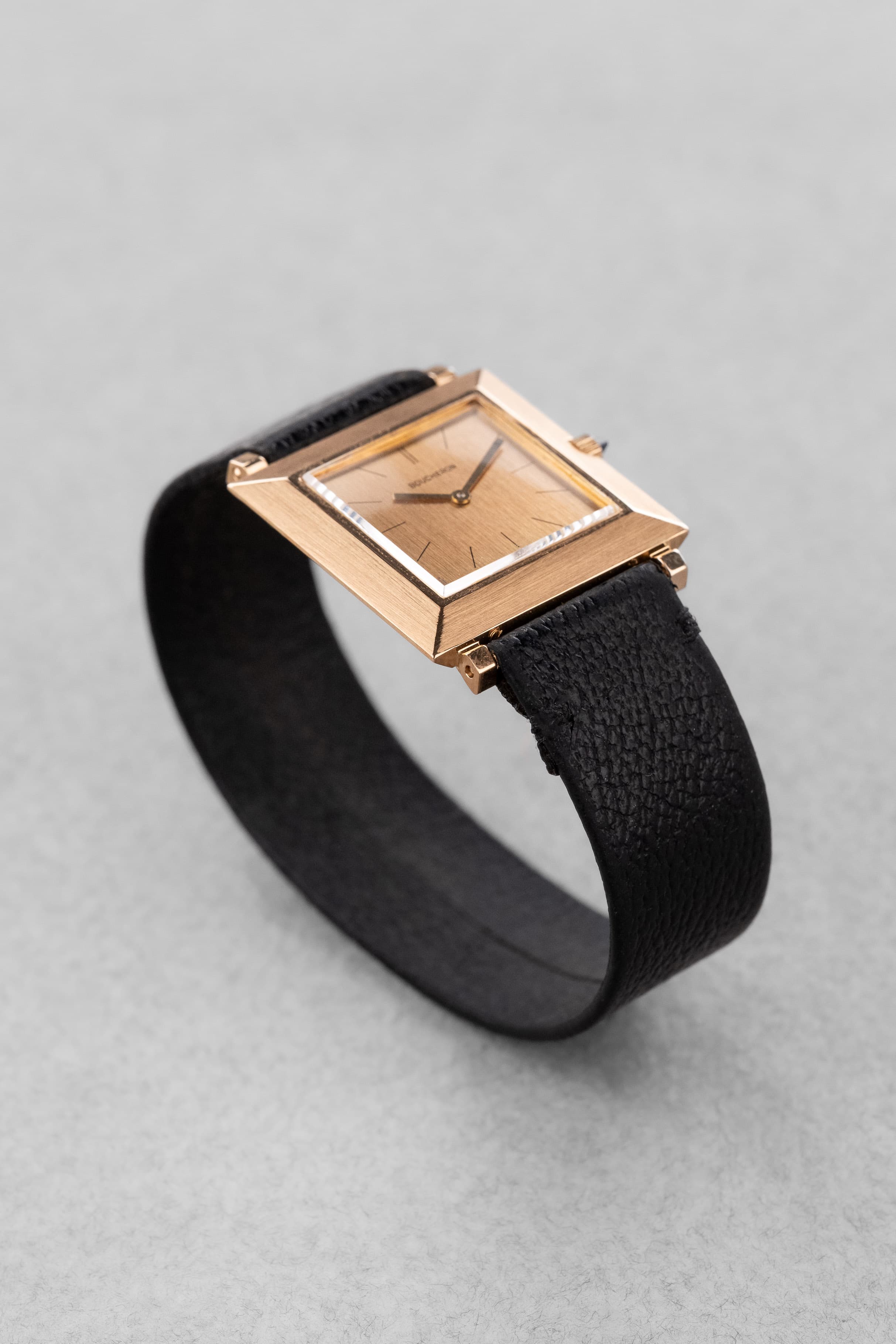 XRWV Élégante Boucheron Carrée Extra-Plate Grande Taille, calibre F. Piguet 21, circa 1960 - Left side