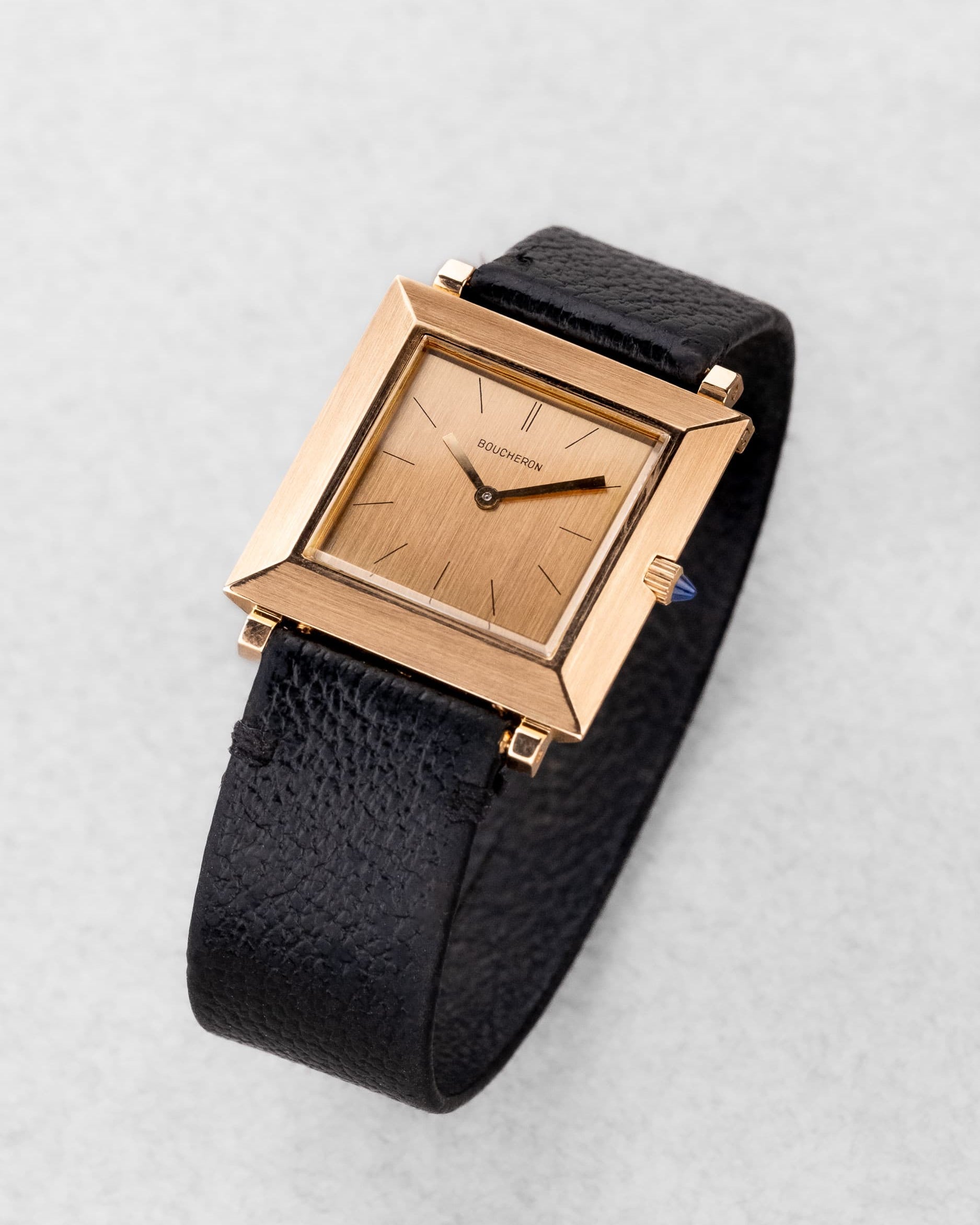 XRWV Élégante Boucheron Carrée Extra-Plate Grande Taille, calibre F. Piguet 21, circa 1960 - Three Quarters