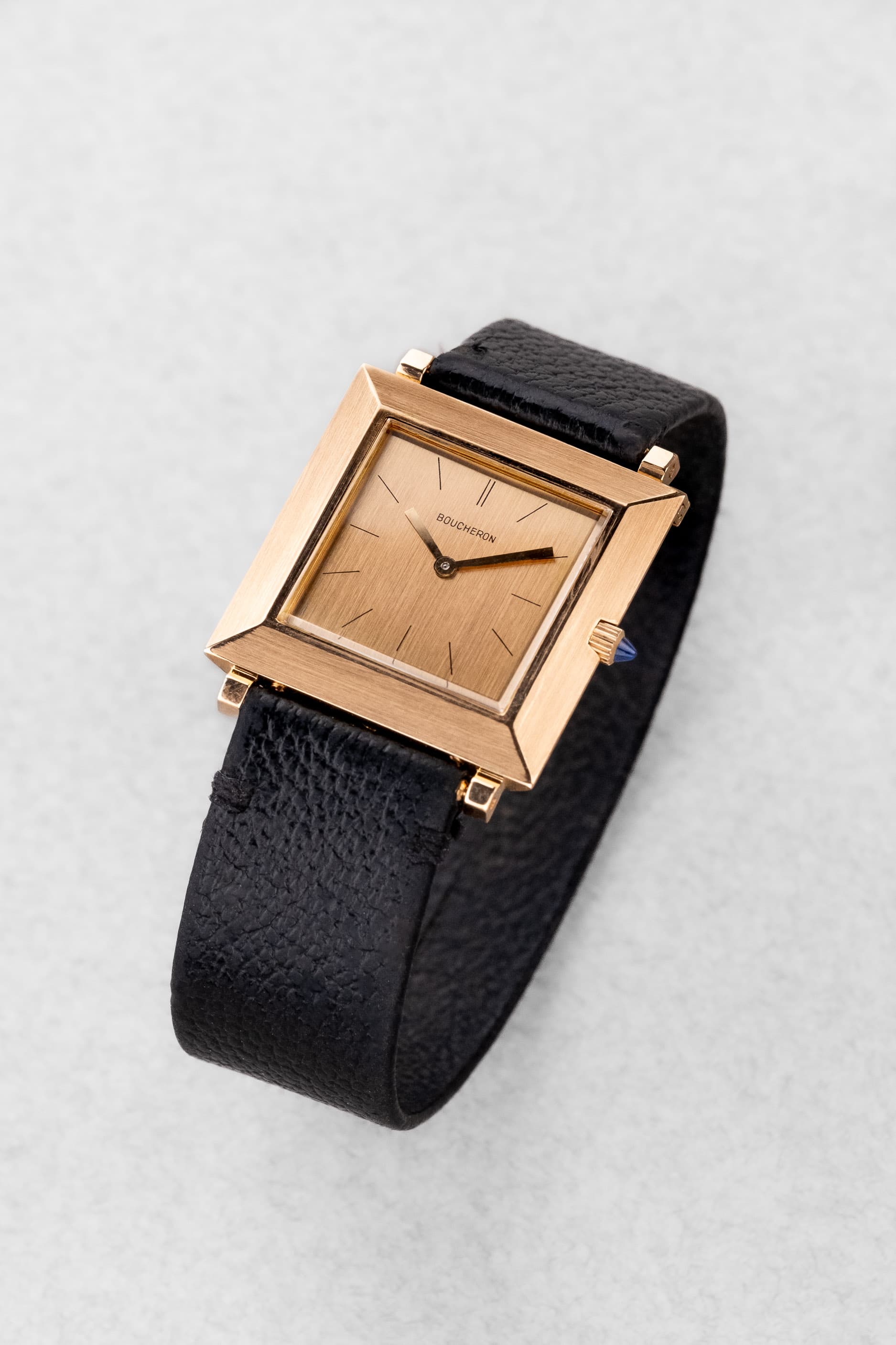 XRWV Élégante Boucheron Carrée Extra-Plate Grande Taille, calibre F. Piguet 21, circa 1960 - Three Quarters