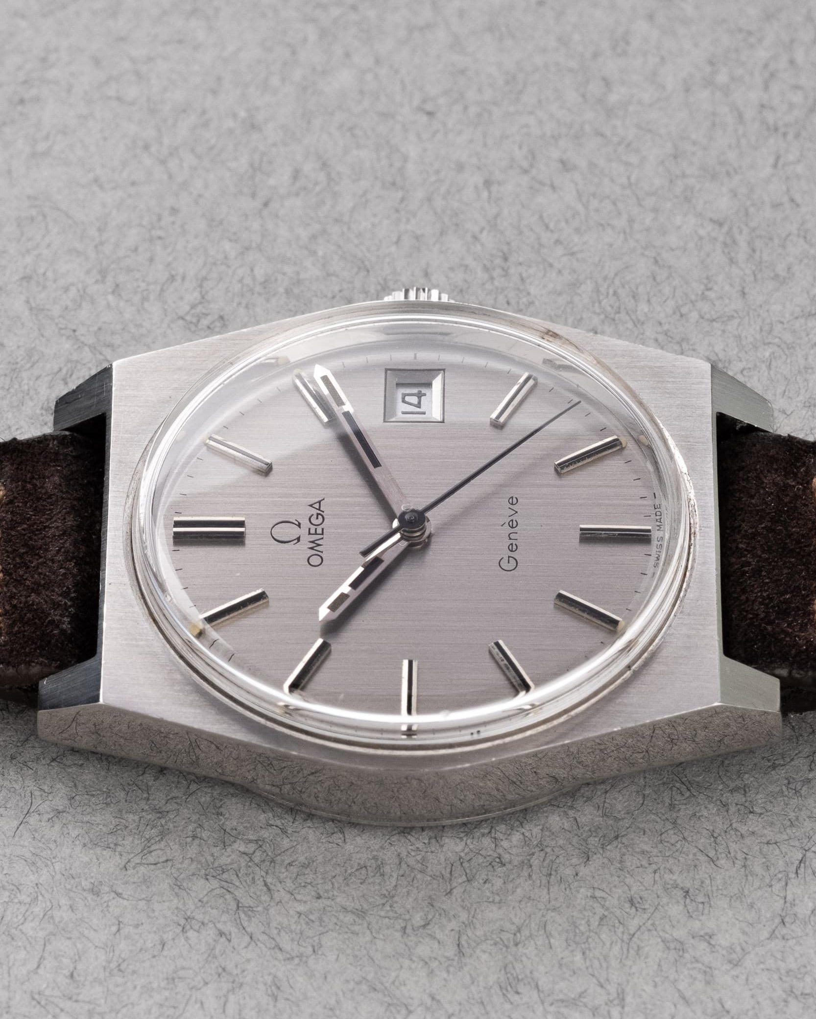 Y7YK Omega Genève 136.0049 de 1972 - Left side