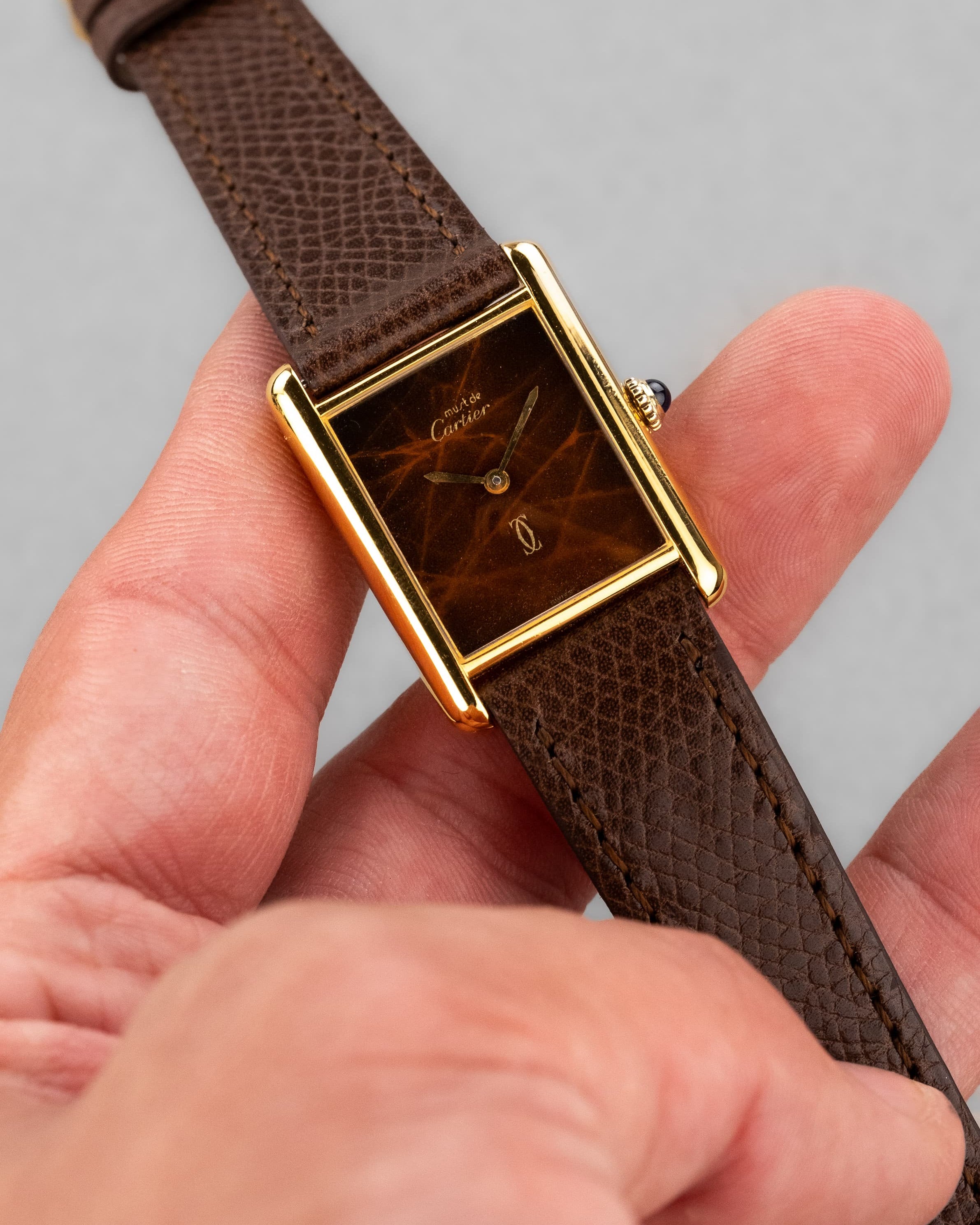 Z55B Cartier Tank Must Mécanique GM 6 « Wood/Turtle/Tortoiseshell Dial » - Lifestyle