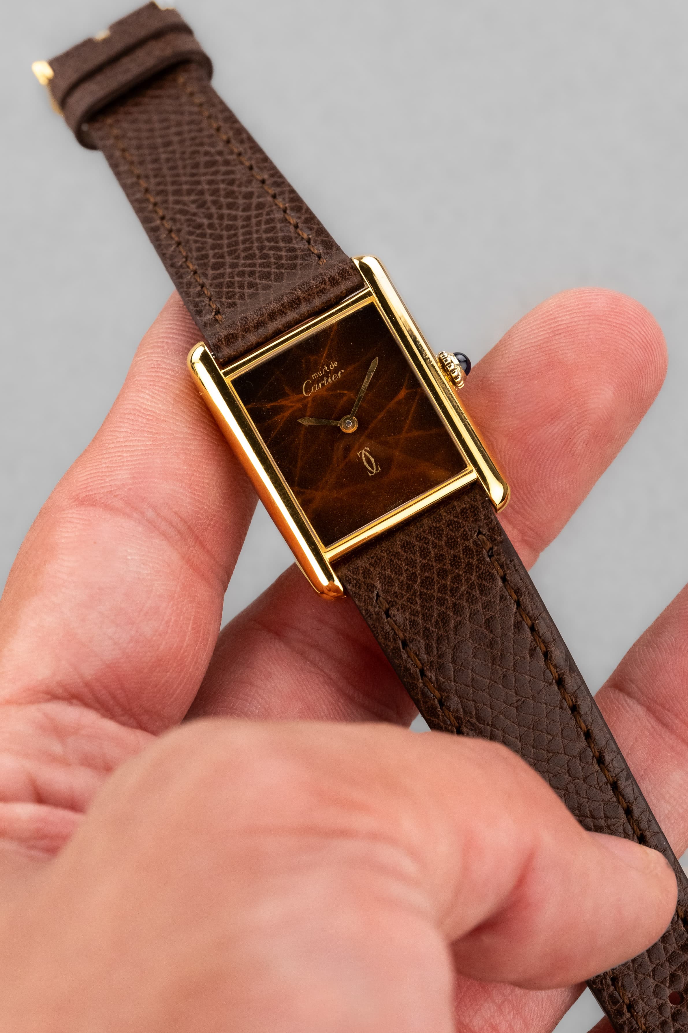 Z55B Cartier Tank Must Mécanique GM 6 « Wood/Turtle/Tortoiseshell Dial » - Lifestyle