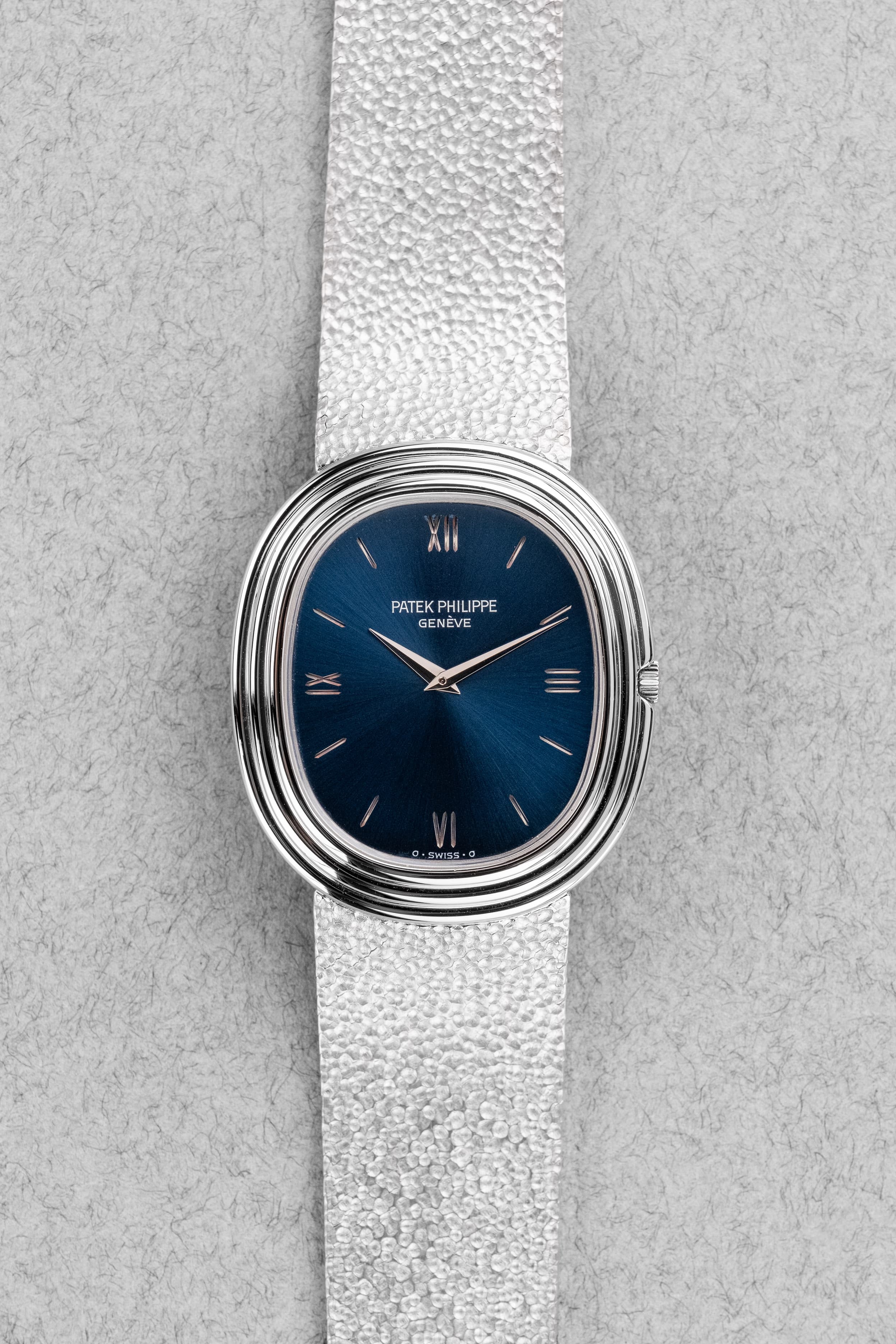 ZY8M Exceptionnelle Patek Philippe Ellipse d'Or 3634 en or blanc - Front