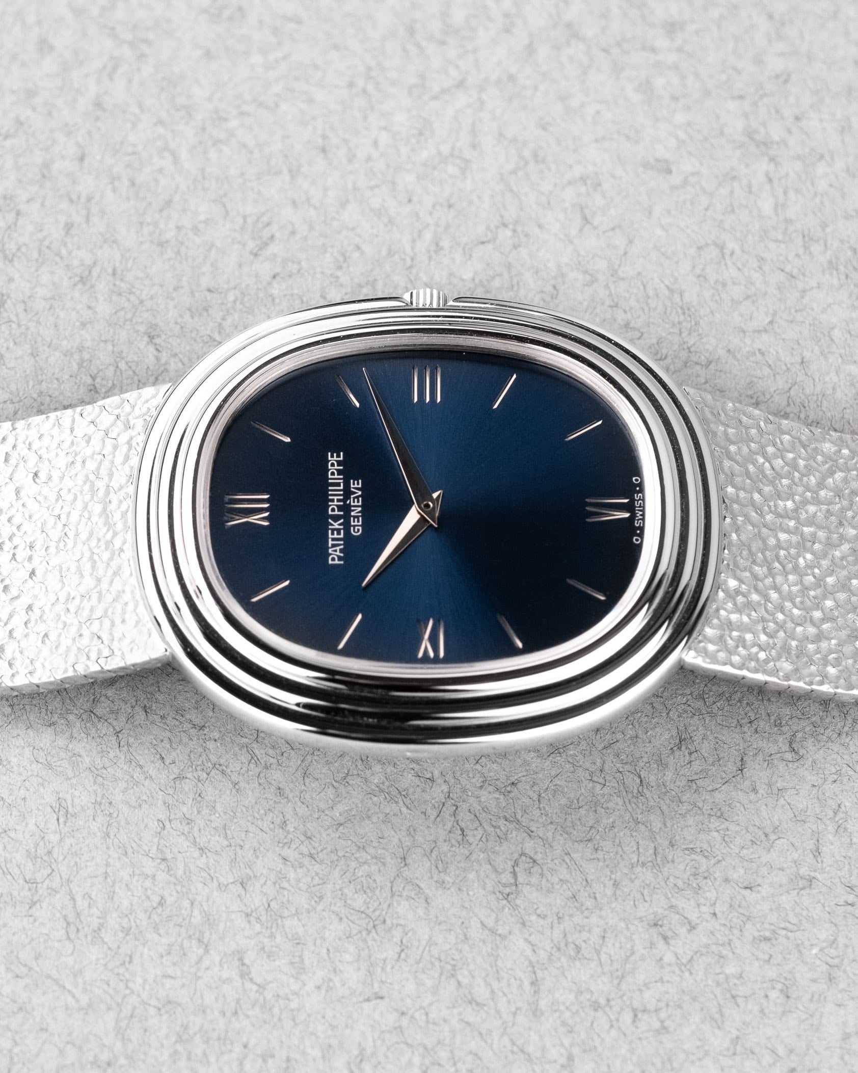 ZY8M Exceptionnelle Patek Philippe Ellipse d'Or 3634 en or blanc - Left side