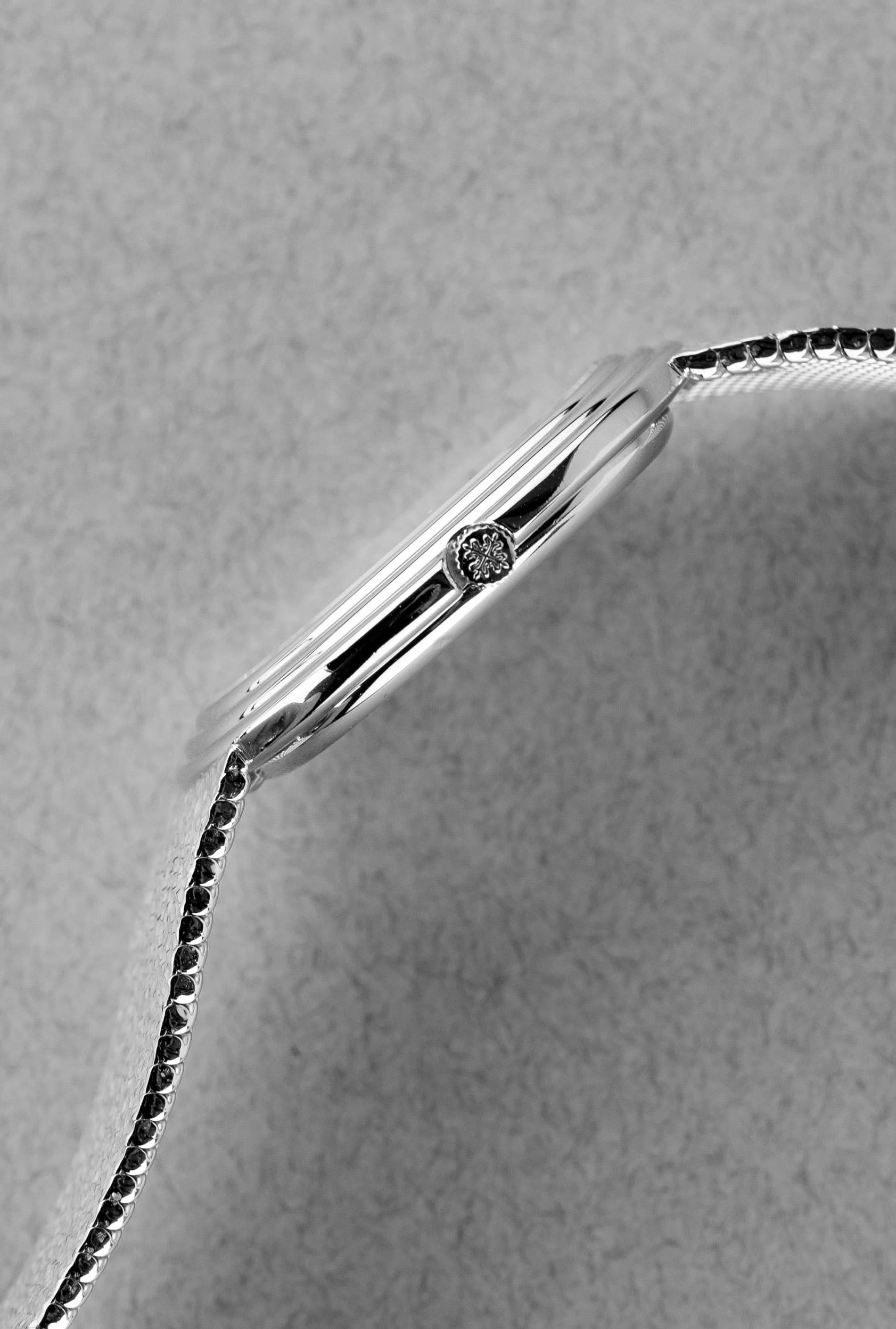 ZY8M Exceptionnelle Patek Philippe Ellipse d'Or 3634 en or blanc - Right side