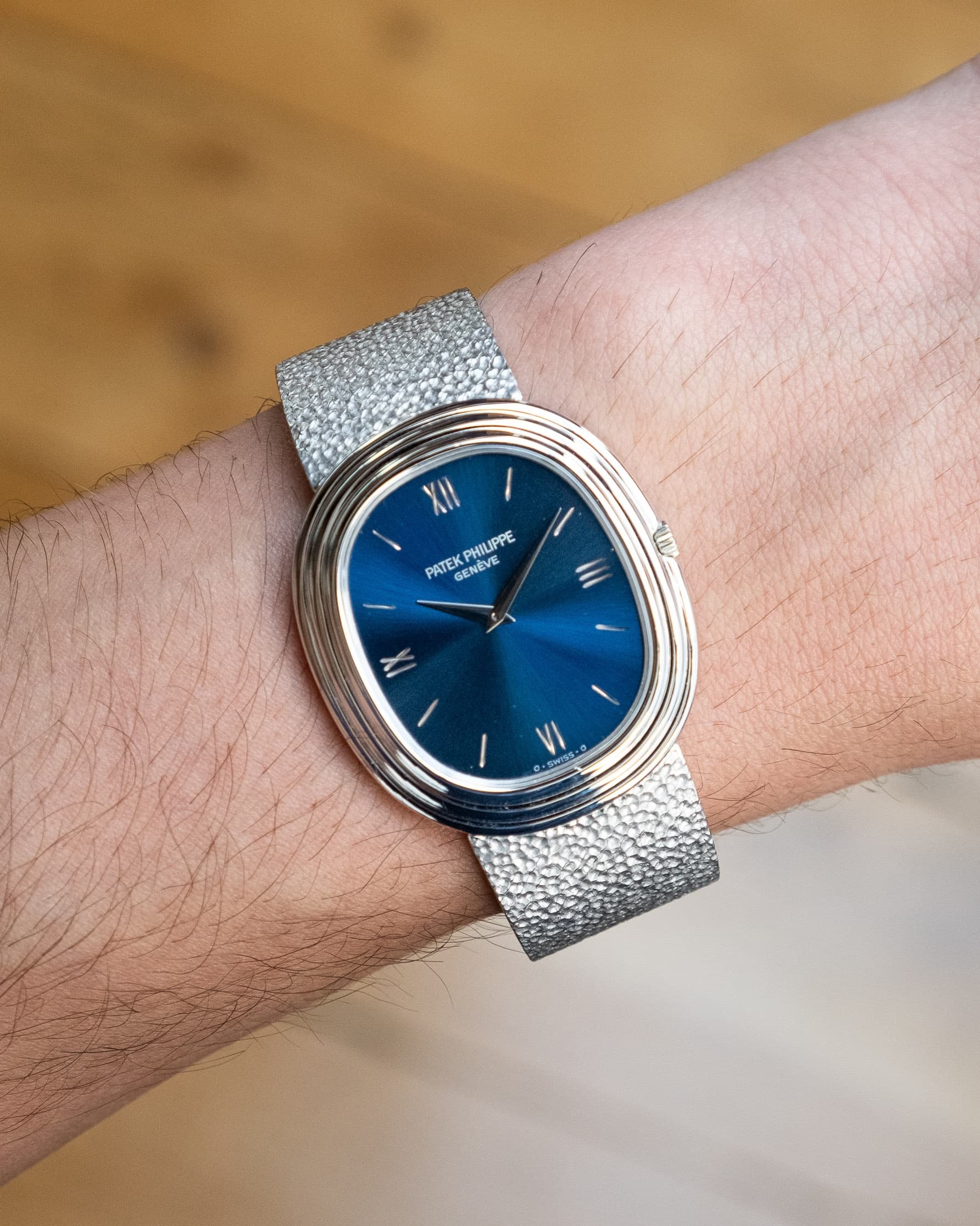 ZY8M Exceptionnelle Patek Philippe Ellipse d'Or 3634 en or blanc - Wristshot