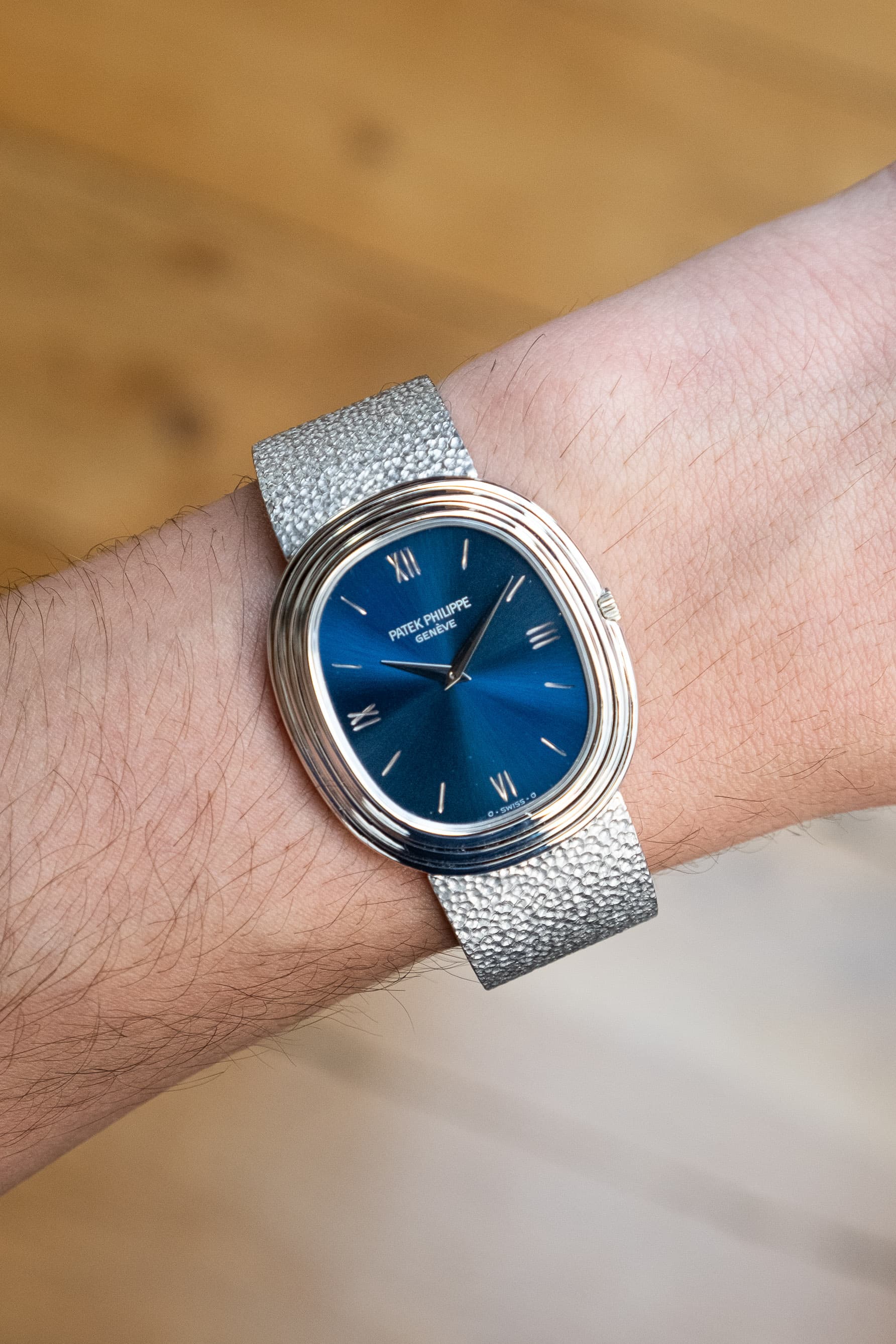 ZY8M Exceptionnelle Patek Philippe Ellipse d'Or 3634 en or blanc - Wristshot