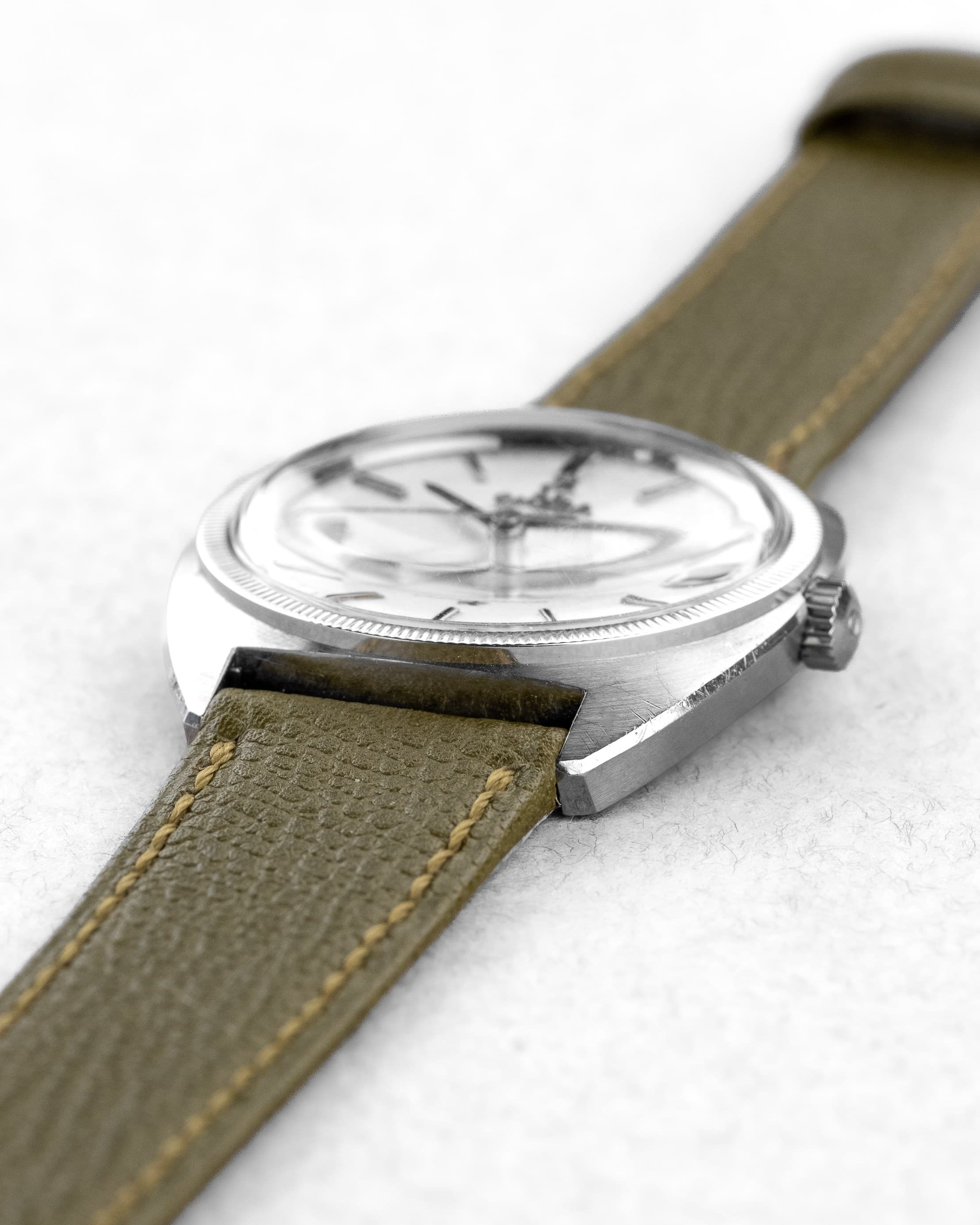 EPLS Omega Constellation « C-Shape Linen Dial/Cadran Lin » 168.027 de 1968 - Feature