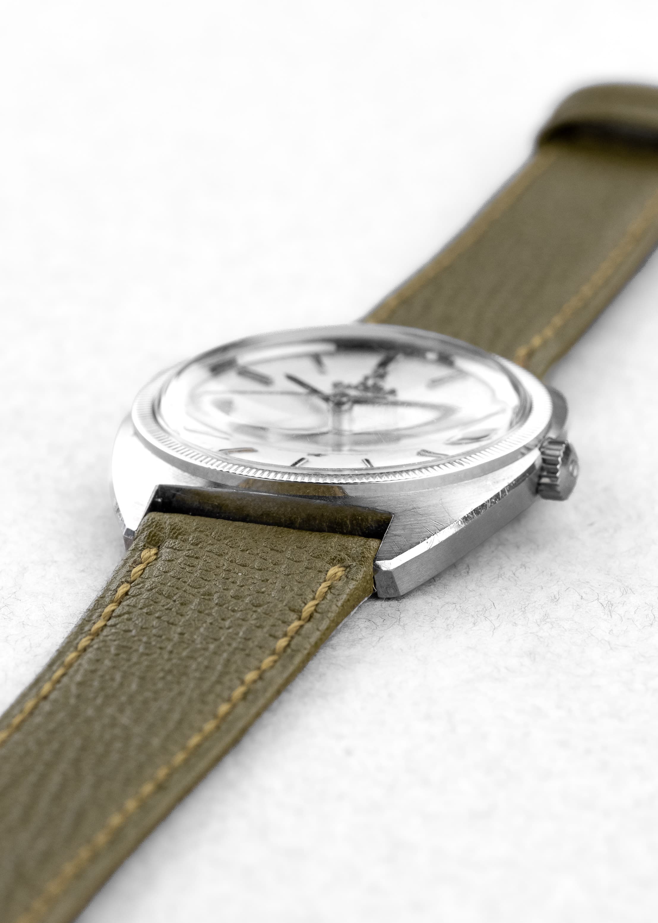 EPLS Omega Constellation « C-Shape Linen Dial/Cadran Lin » 168.027 de 1968 - Feature