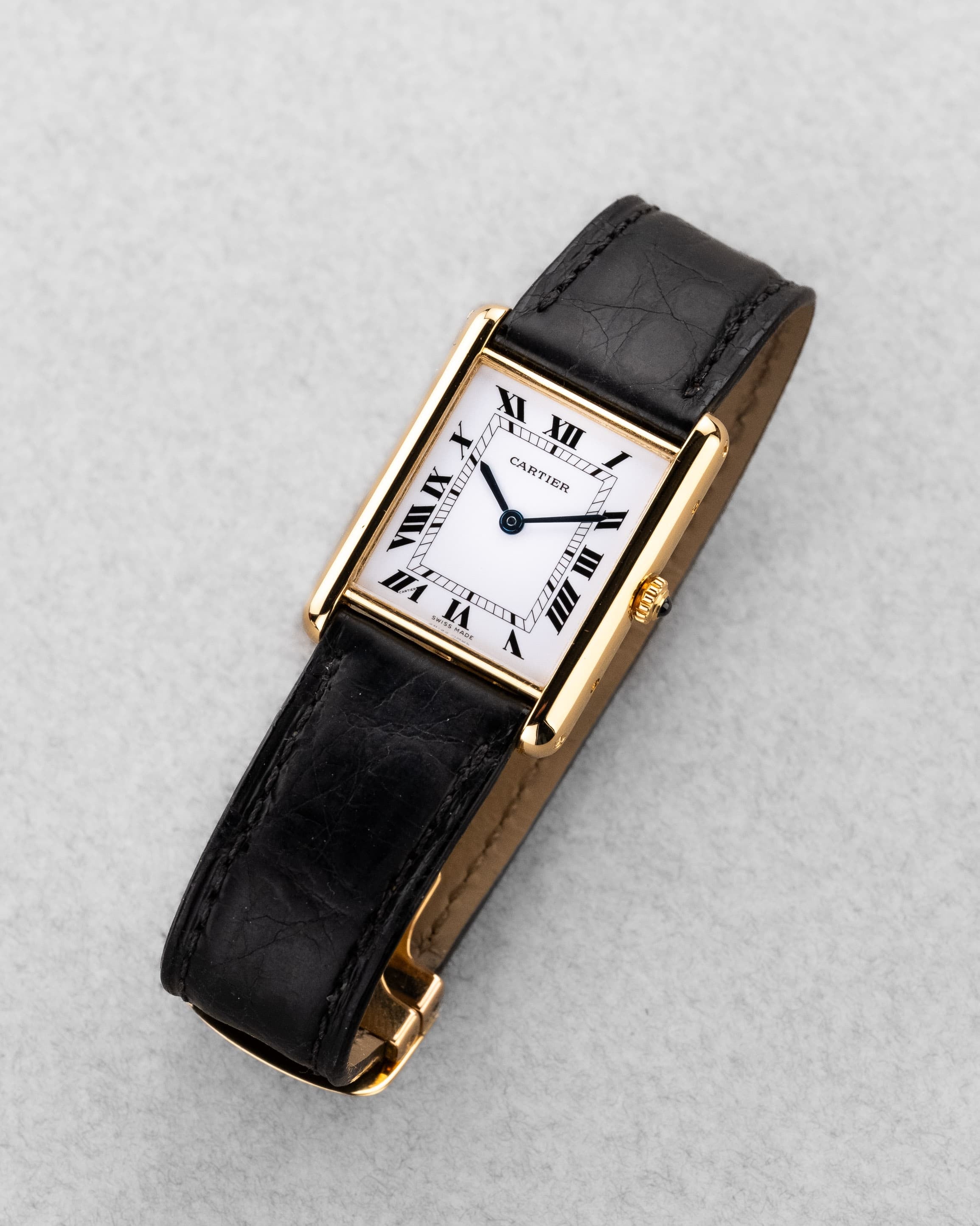 SFL7 Cartier Tank Louis réf. 88105 en or jaune, circa 1985 – Boucle déployante d'origine en or et parfait état - Three Quarters