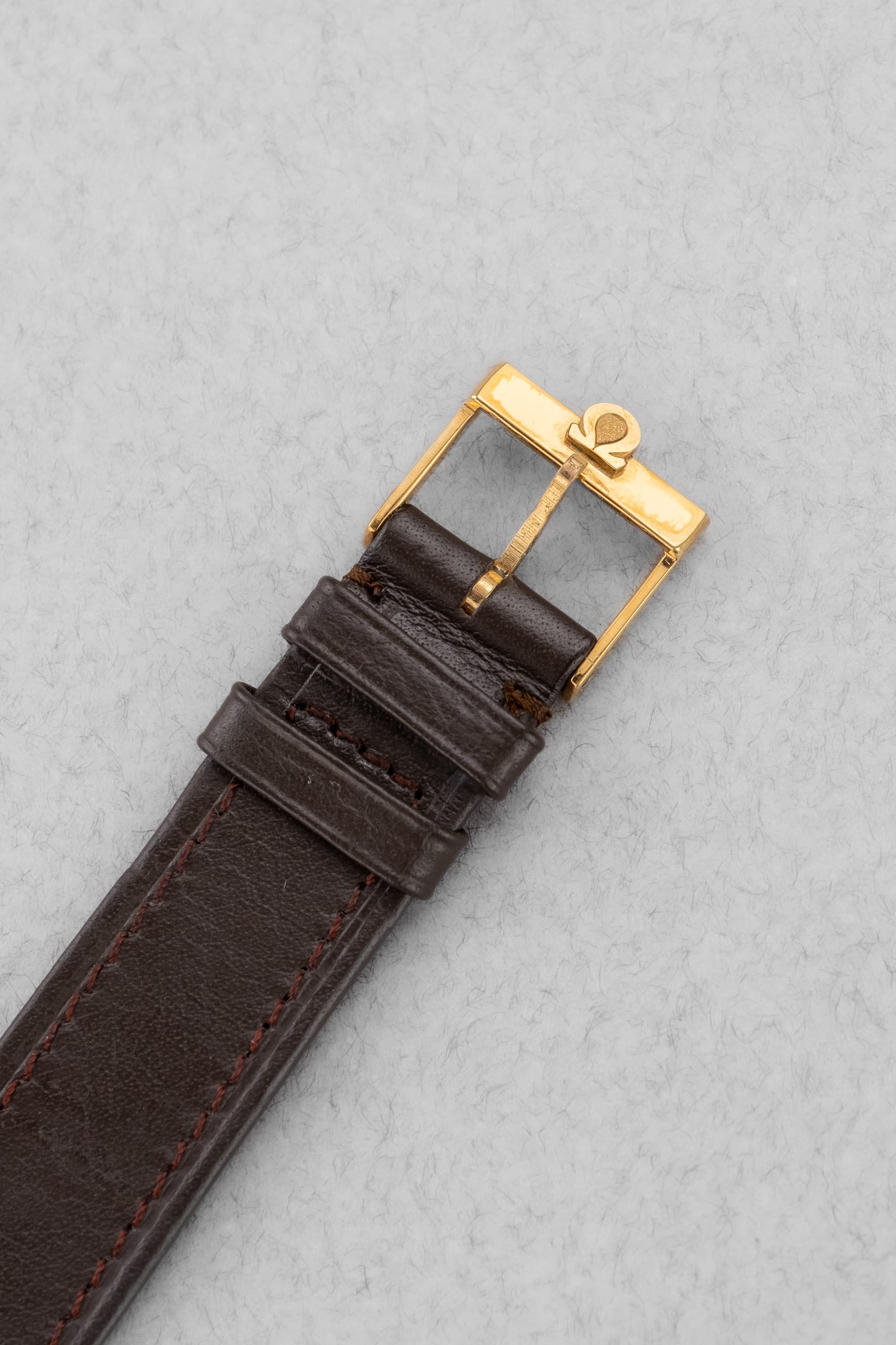 L6DP Omega De Ville Automatic réf. 161.024 en or jaune 18 carats de 1968 – NOS + Facture d'origine - Buckle Outside