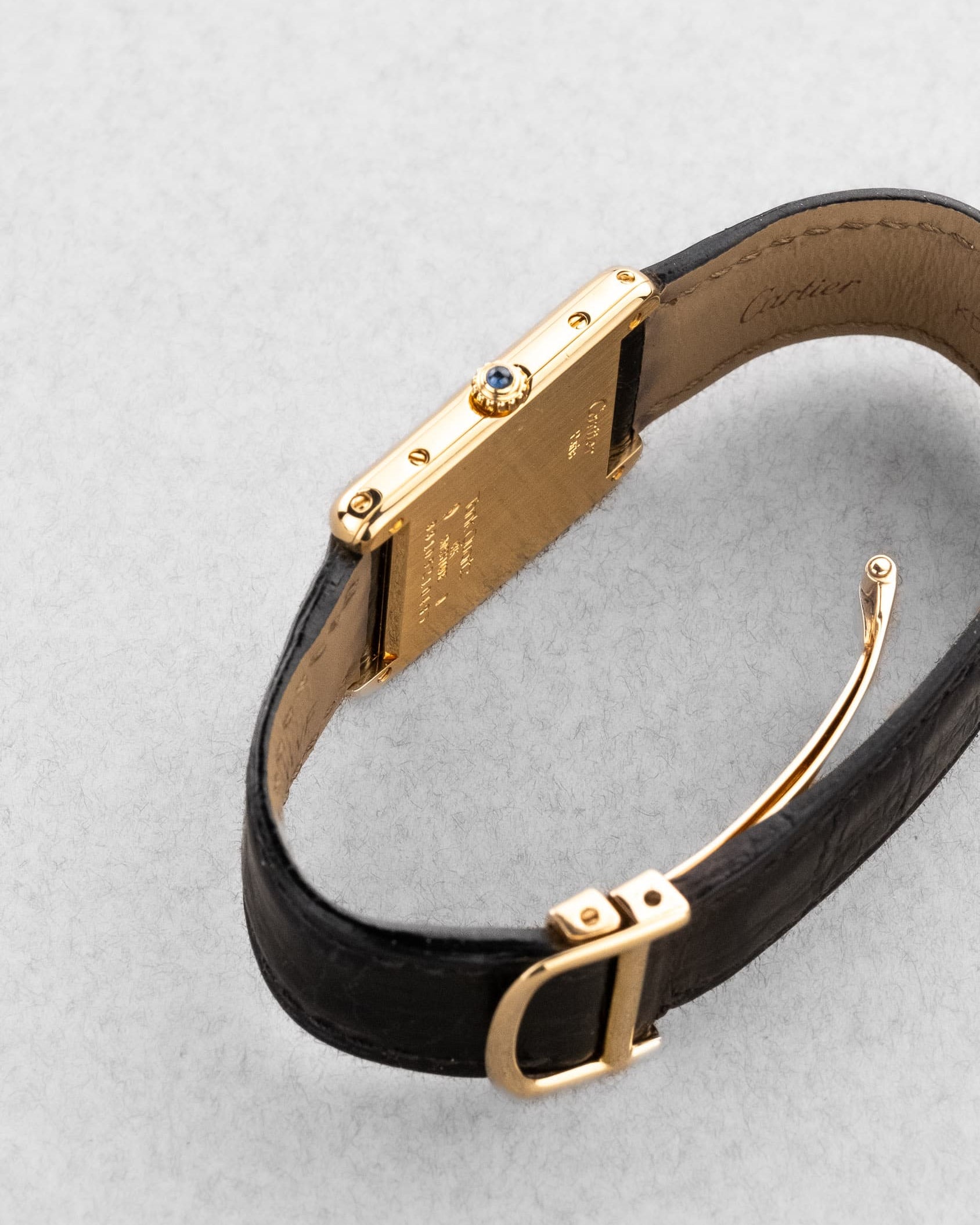 SFL7 Cartier Tank Louis réf. 88105 en or jaune, circa 1985 – Boucle déployante d'origine en or et parfait état - Right side