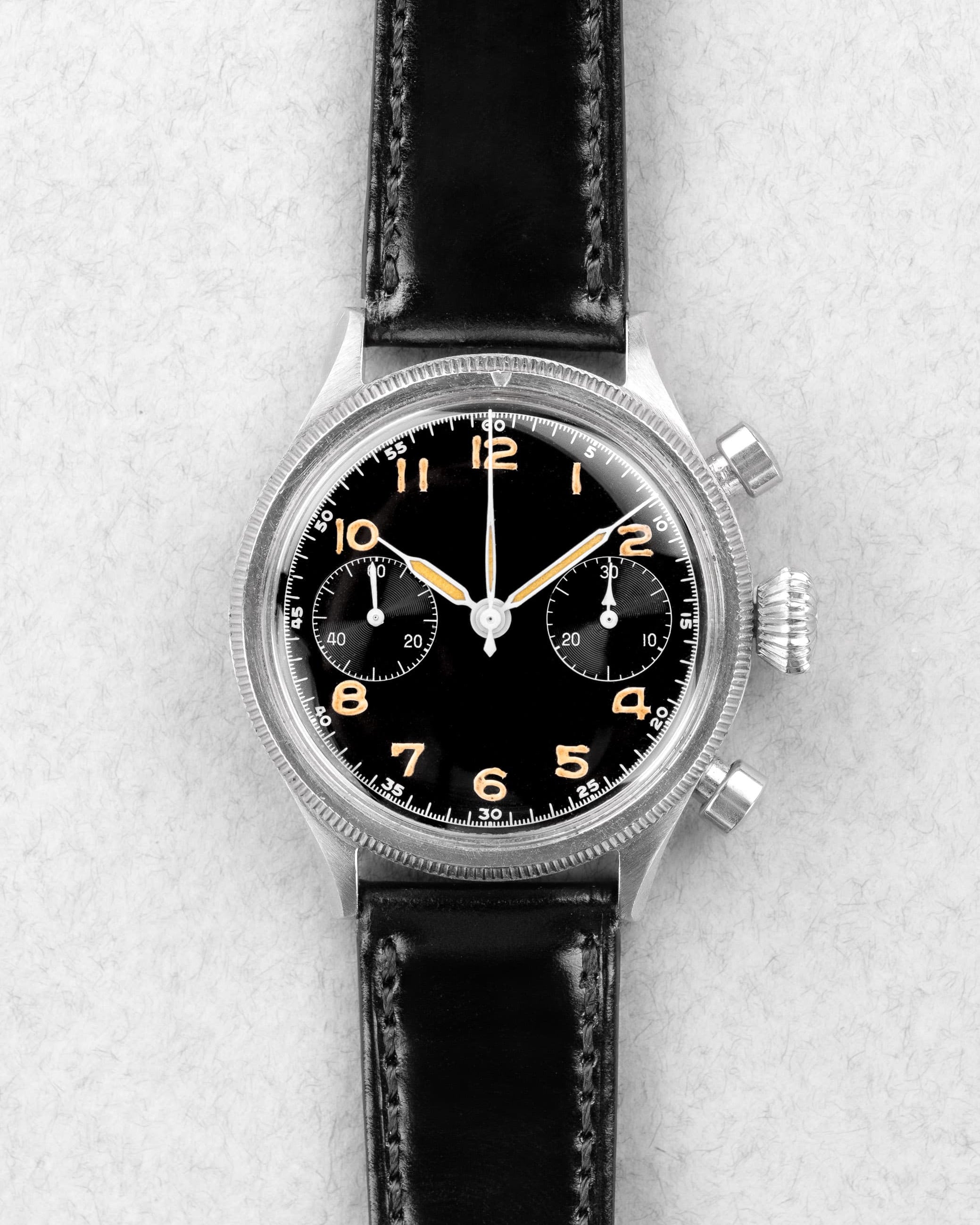 P4P7 Exceptionnel chronographe Breguet Type 20 militaire 5101/54 de 1ère génération, cadran « Glossy Gilt »/Laqué, livré au Ministère de l'Air en 1956 - Front
