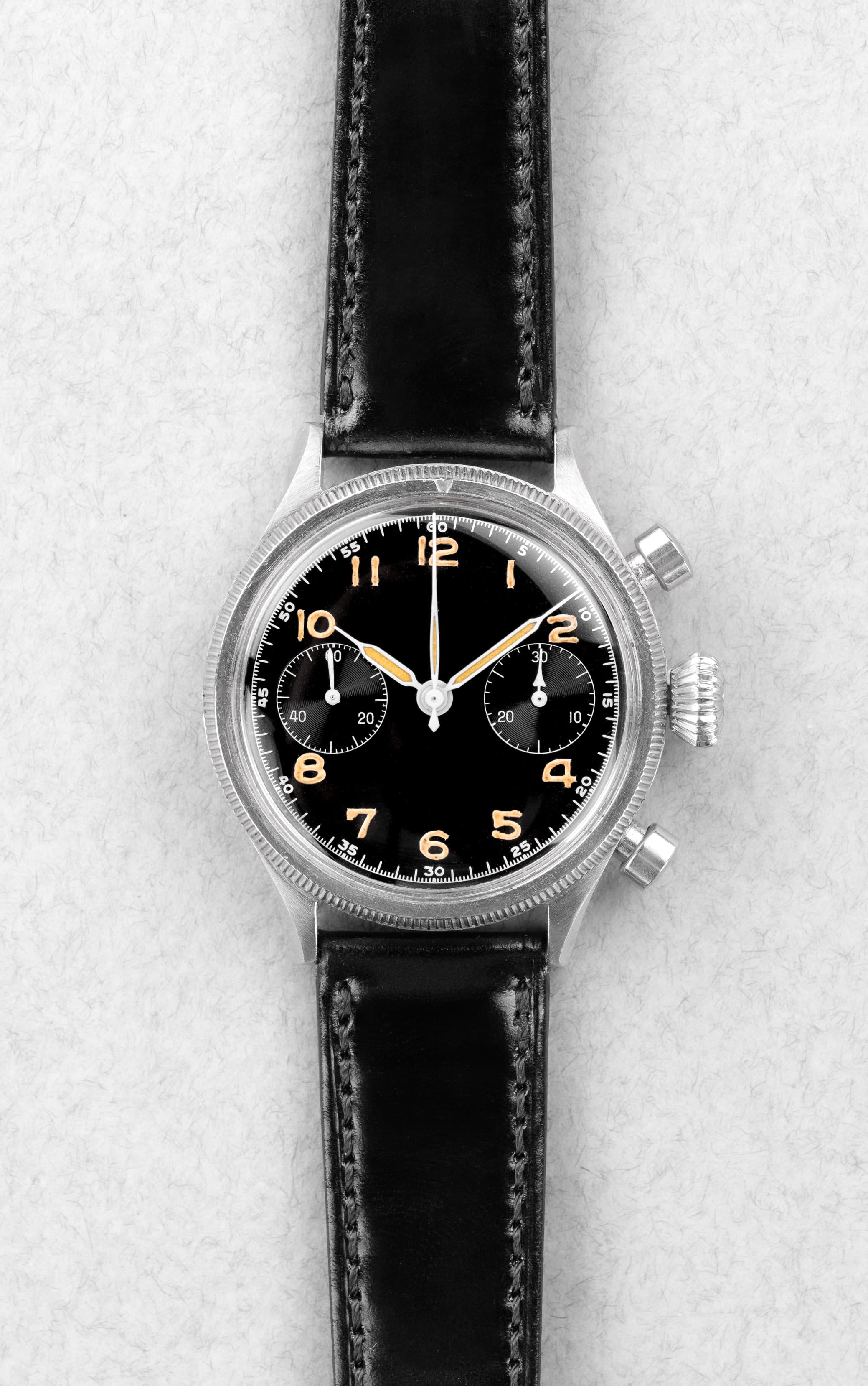 P4P7 卓越した Breguet Type 20 軍用クロノグラフ 5101/54 第1世代、ダイヤル「Glossy Gilt」/ラッカー、1956年に空軍省に納入 - 正面