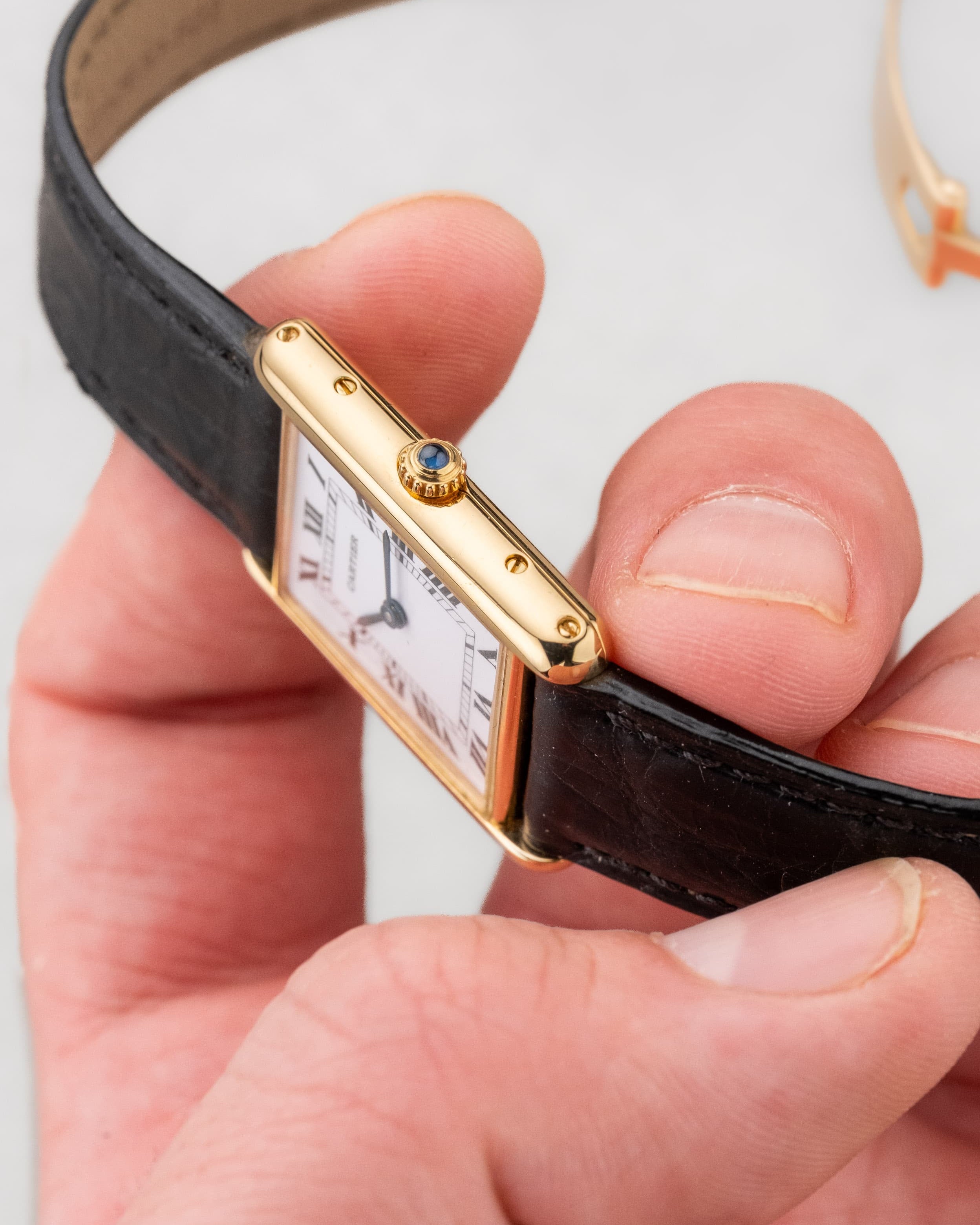 SFL7 Cartier Tank Louis réf. 88105 en or jaune, circa 1985 – Boucle déployante d'origine en or et parfait état - Right side