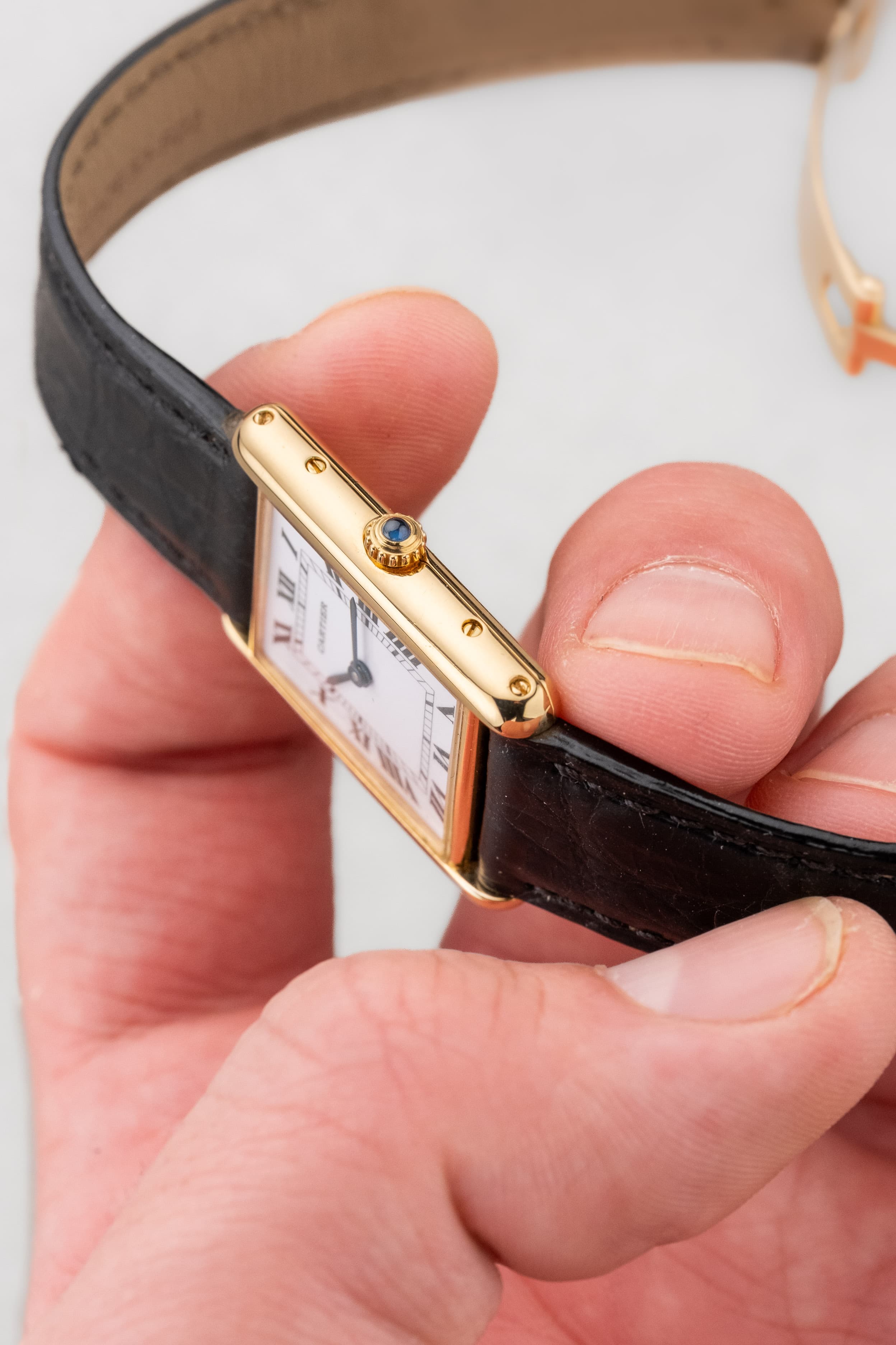 SFL7 Cartier Tank Louis réf. 88105 en or jaune, circa 1985 – Boucle déployante d'origine en or et parfait état - Right side