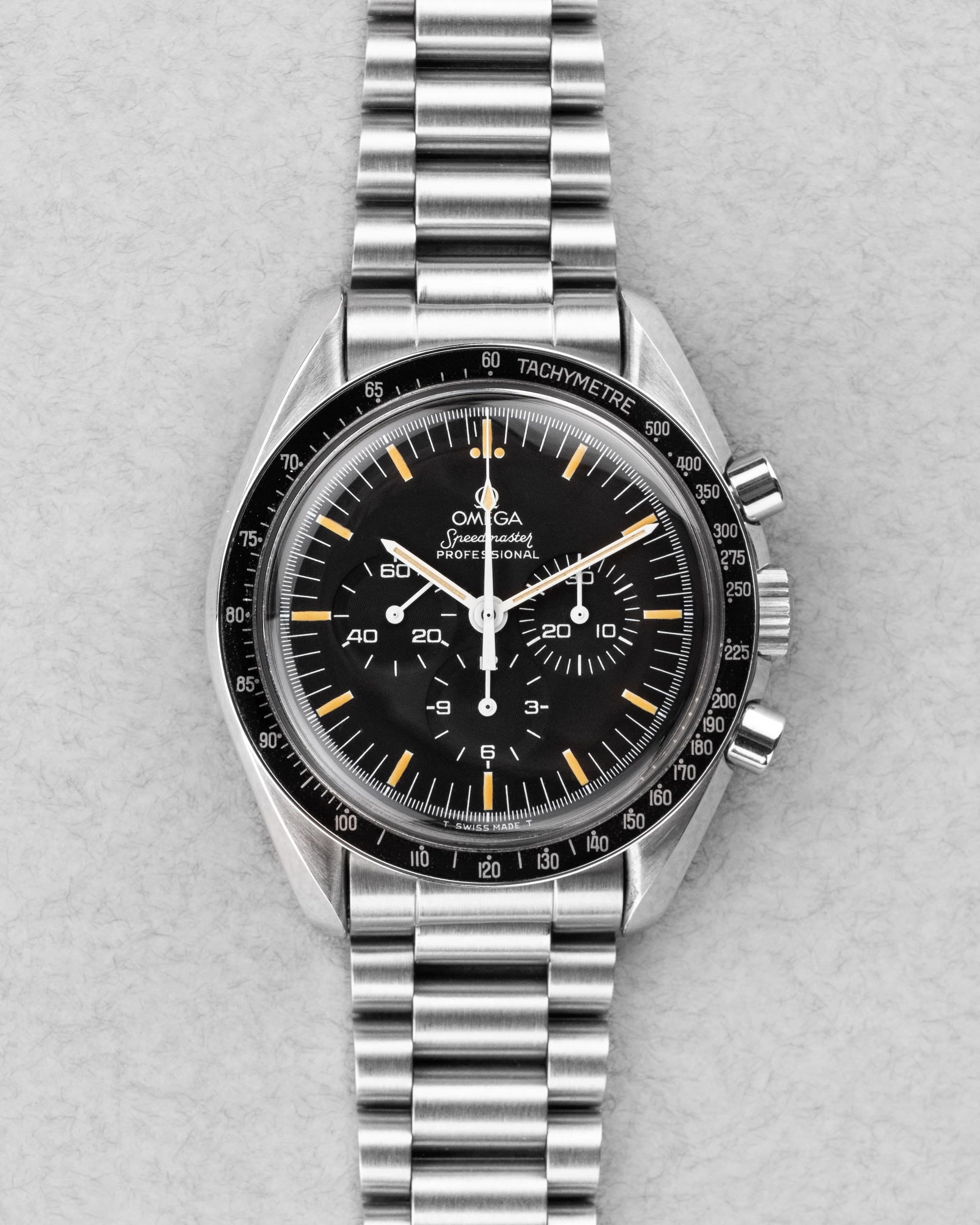 K2XS Omega Speedmaster Moonwatch « Long S & R » réf. 3590.50/145.022 circa 1990 – Patine + Bracelet 1450 - Front