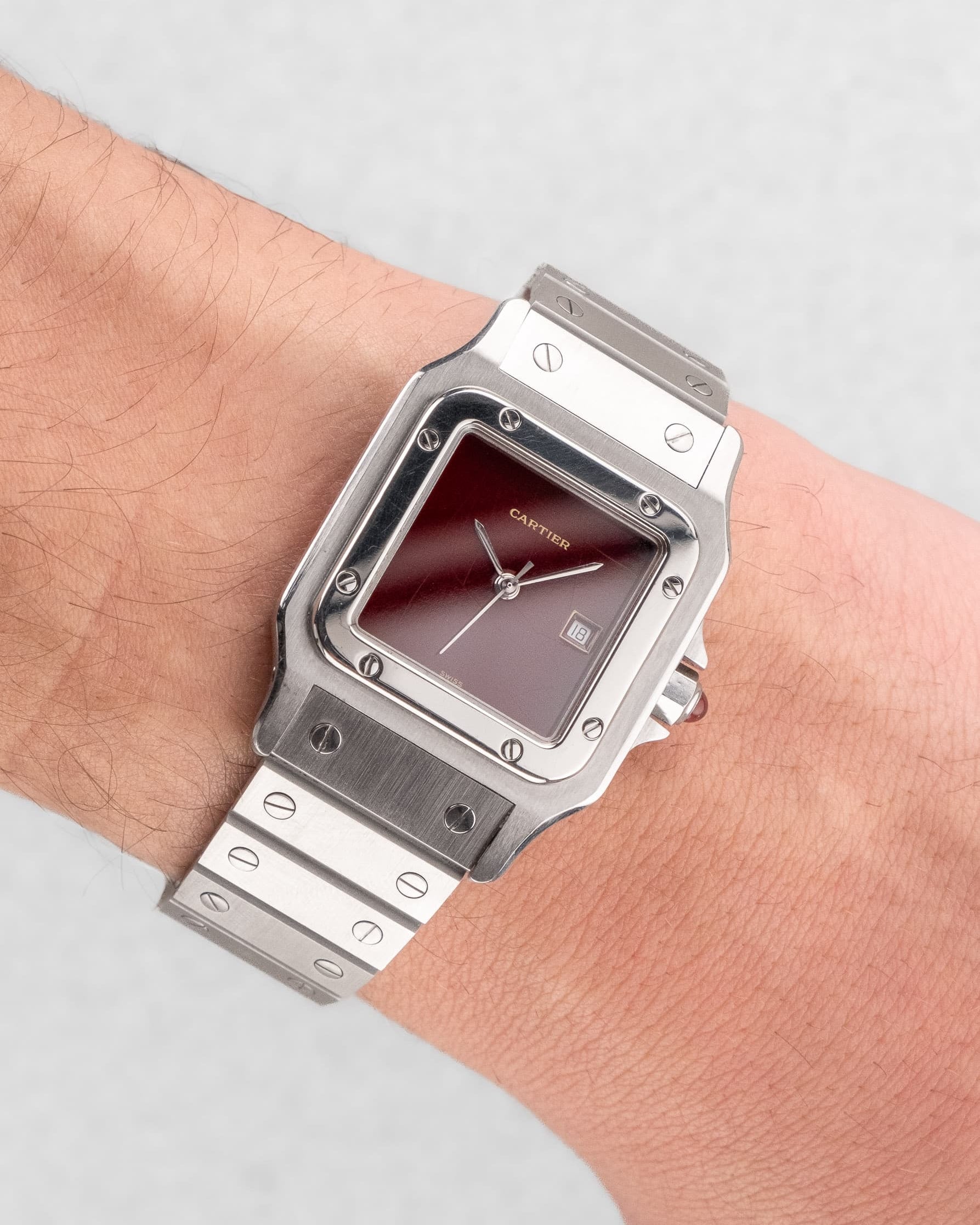 39PK Cartier Santos Carrée « Red/Burgundy » réf. 2960 – « SWISS Only » - Wristshot