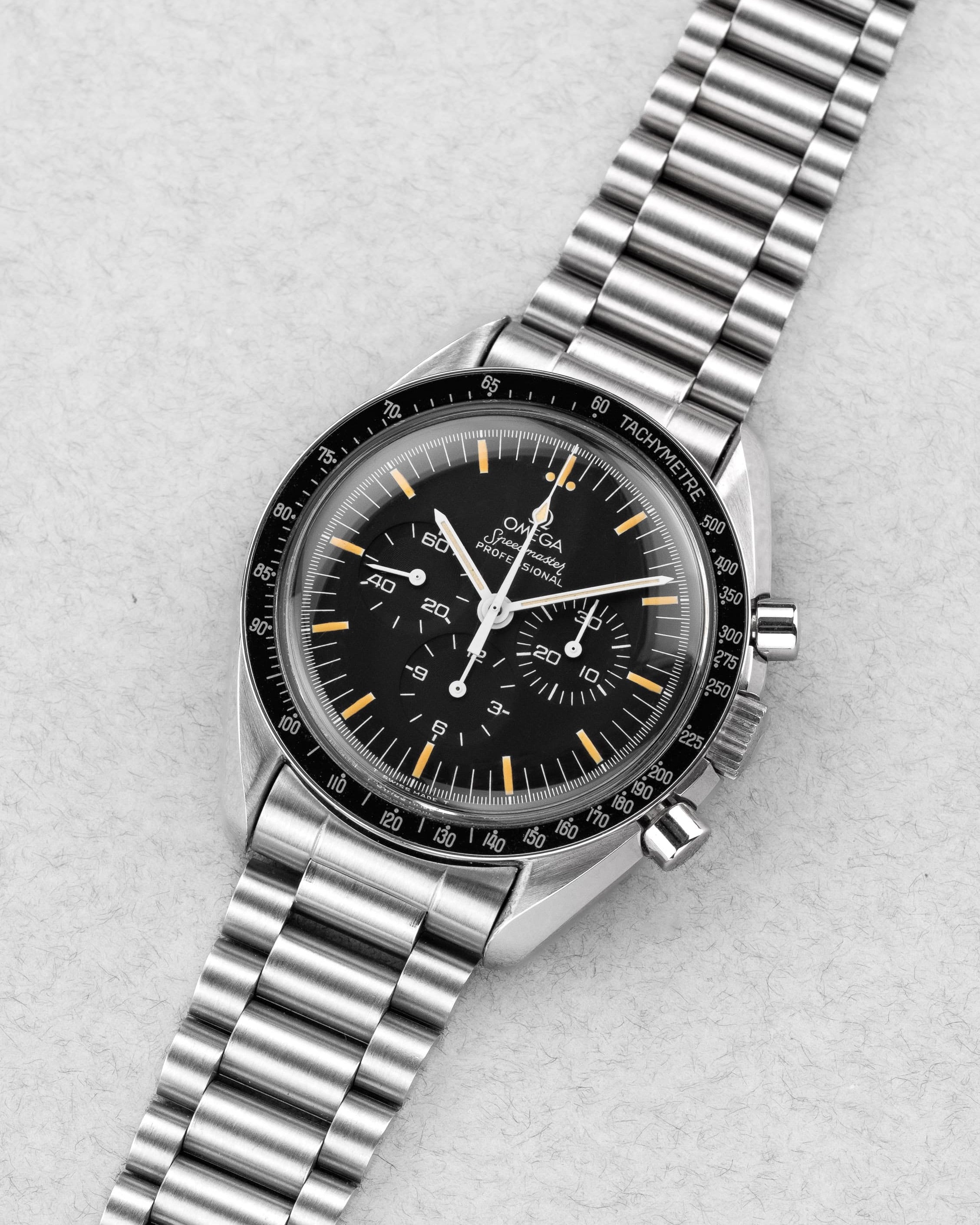 K2XS Omega Speedmaster Moonwatch « Long S & R » réf. 3590.50/145.022 circa 1990 – Patine + Bracelet 1450 - Three Quarters