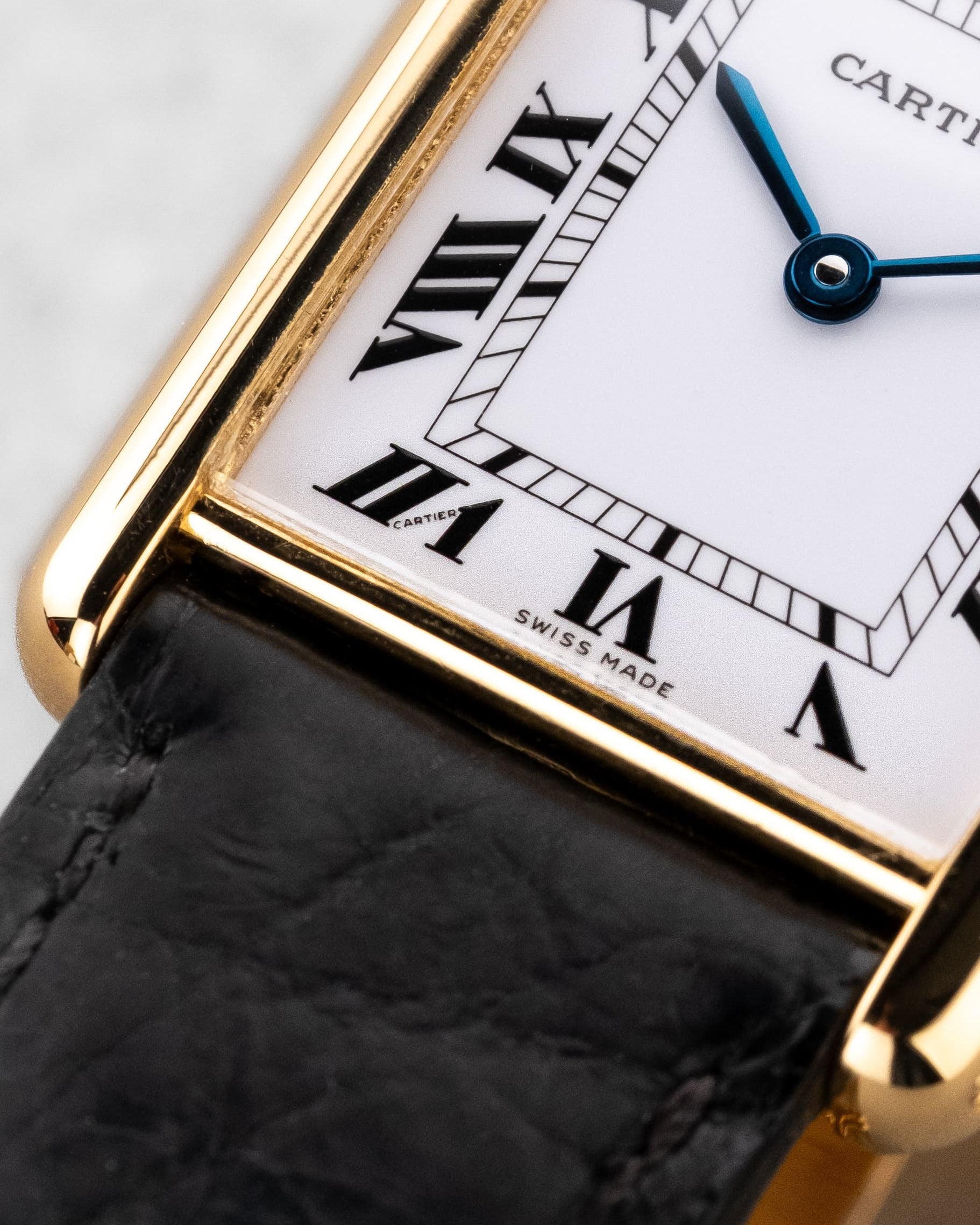 SFL7 Cartier Tank Louis réf. 88105 en or jaune, circa 1985 – Boucle déployante d'origine en or et parfait état - Dial