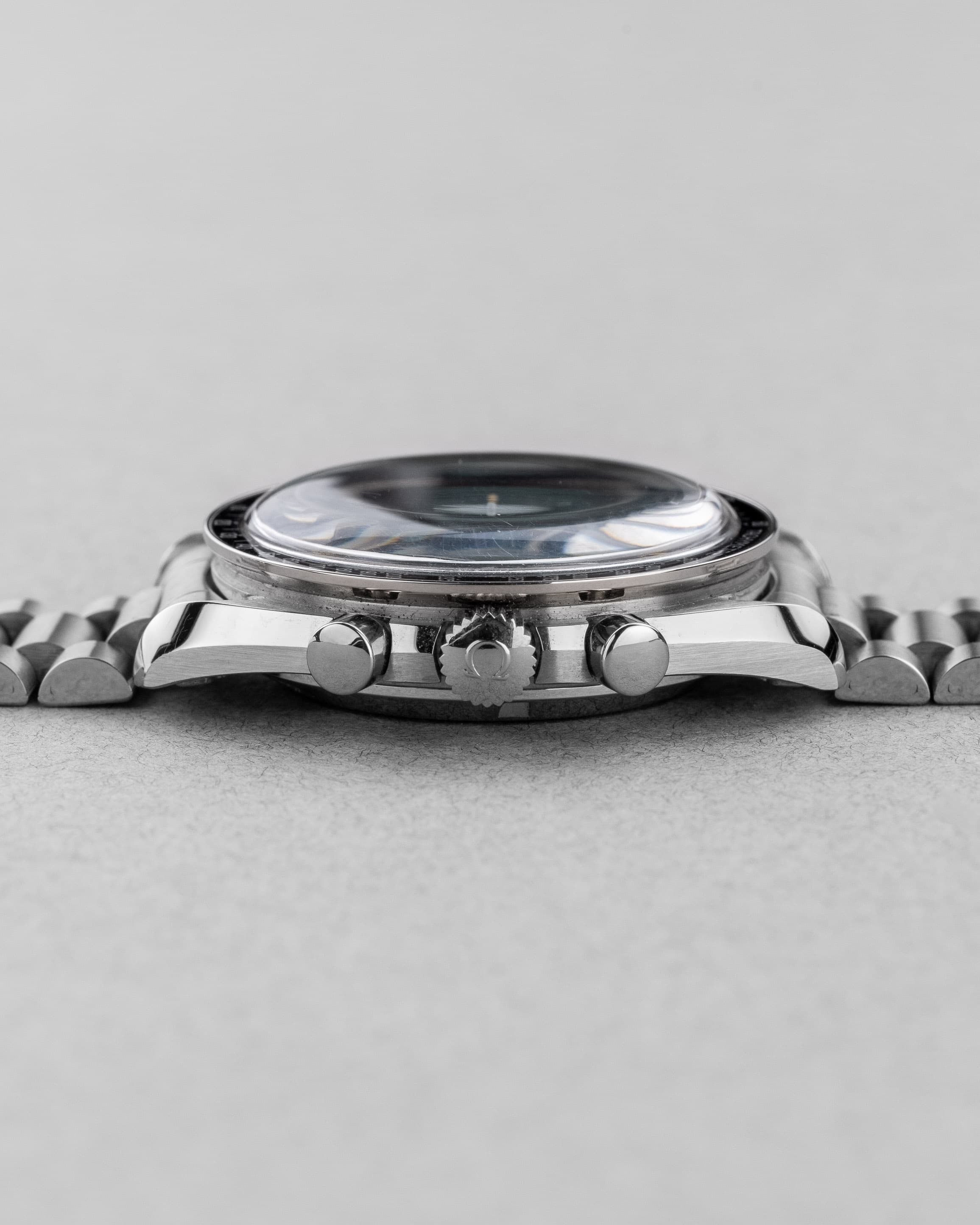 K2XS Omega Speedmaster Moonwatch « Long S & R » réf. 3590.50/145.022 circa 1990 – Patine + Bracelet 1450 - Right side