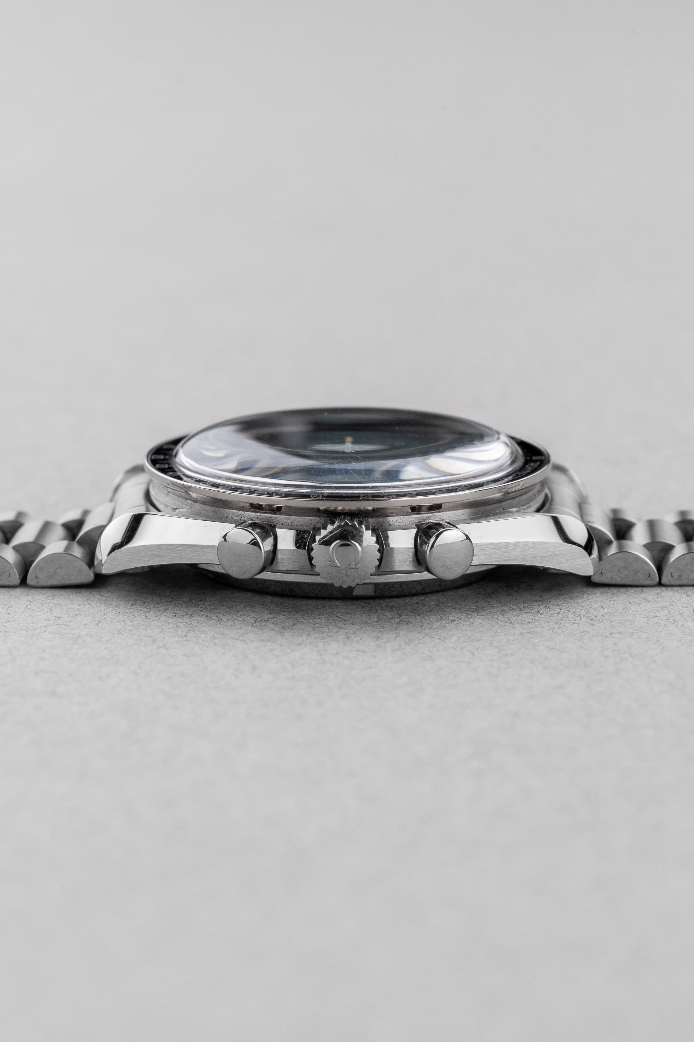 K2XS Omega Speedmaster Moonwatch « Long S & R » réf. 3590.50/145.022 circa 1990 – Patine + Bracelet 1450 - Right side