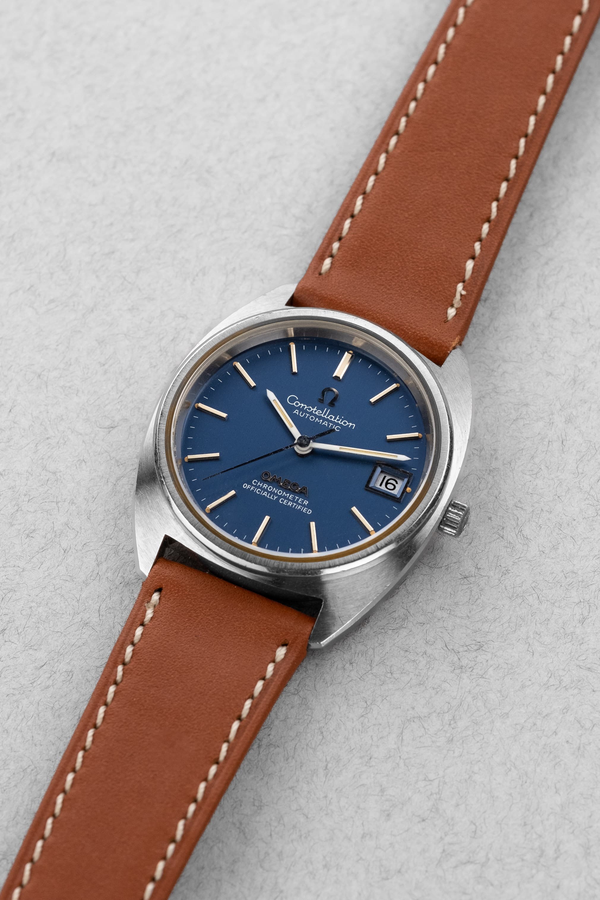 8ZBR Omega Constellation « C-Shape » ST 168.0056 de 1973 - Three Quarters